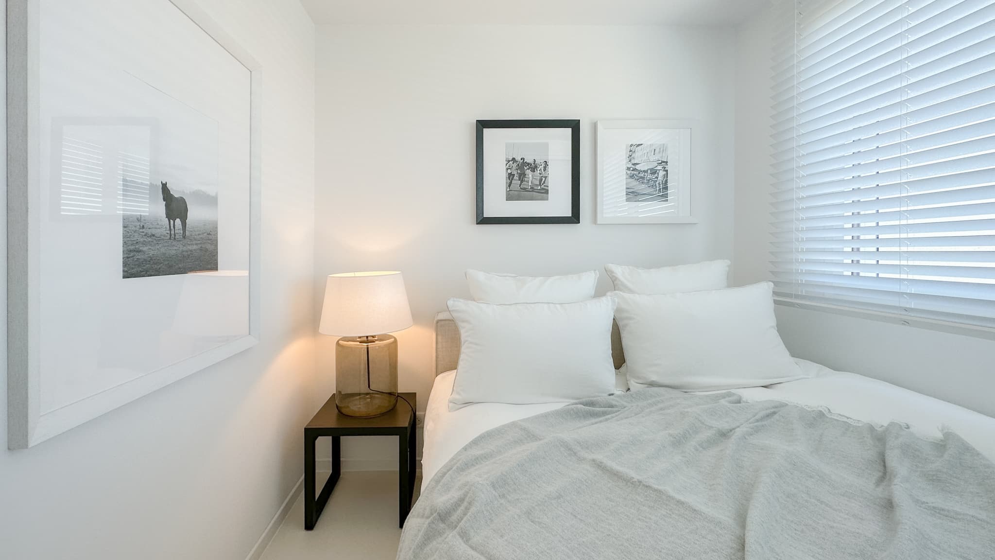 Détails raffinés de la suite principale d’un appartement de prestige à vendre à Saint-Tropez.