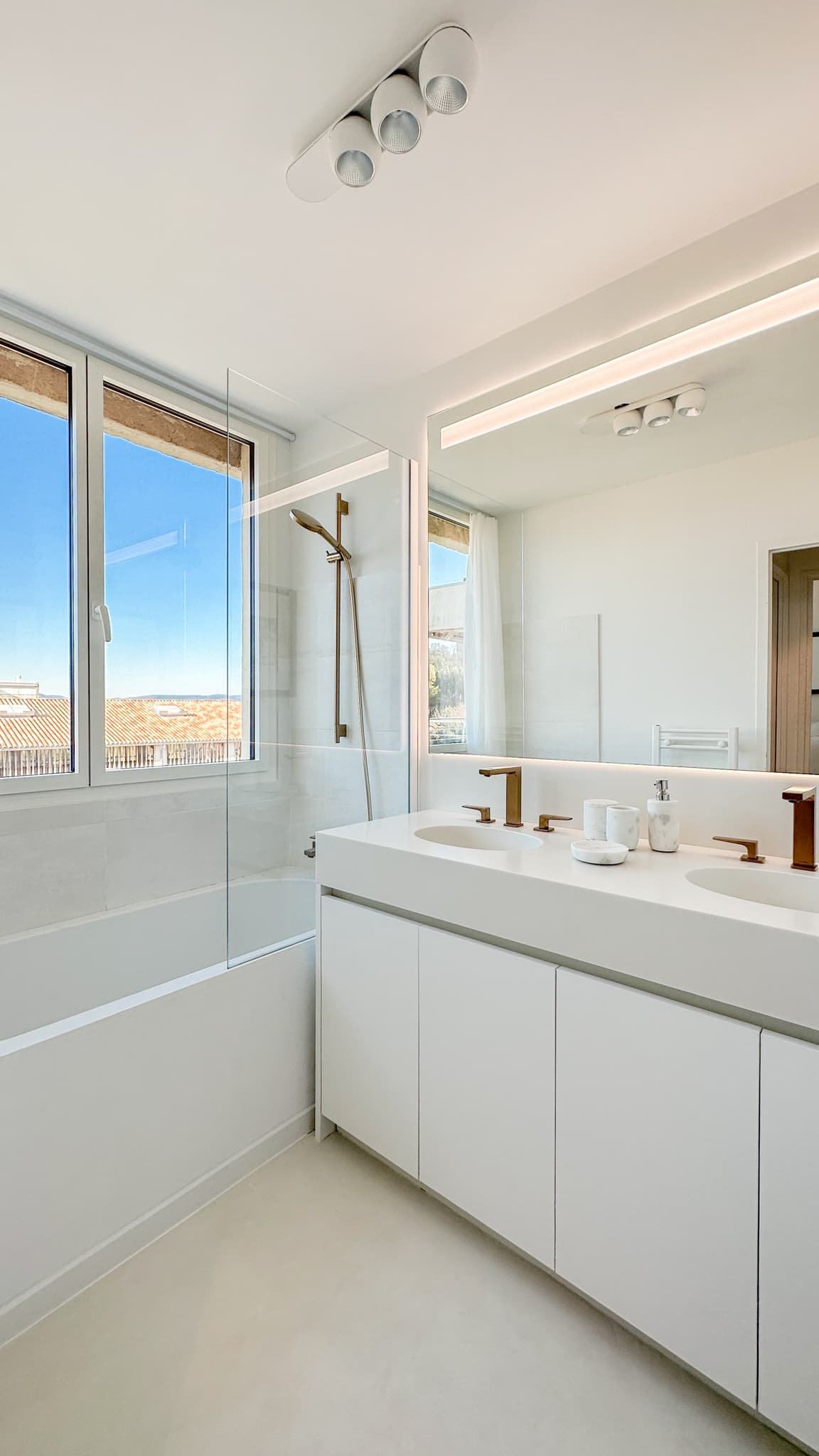 Salle de bain principale luxueuse d’un appartement de prestige à vendre à Saint-Tropez.