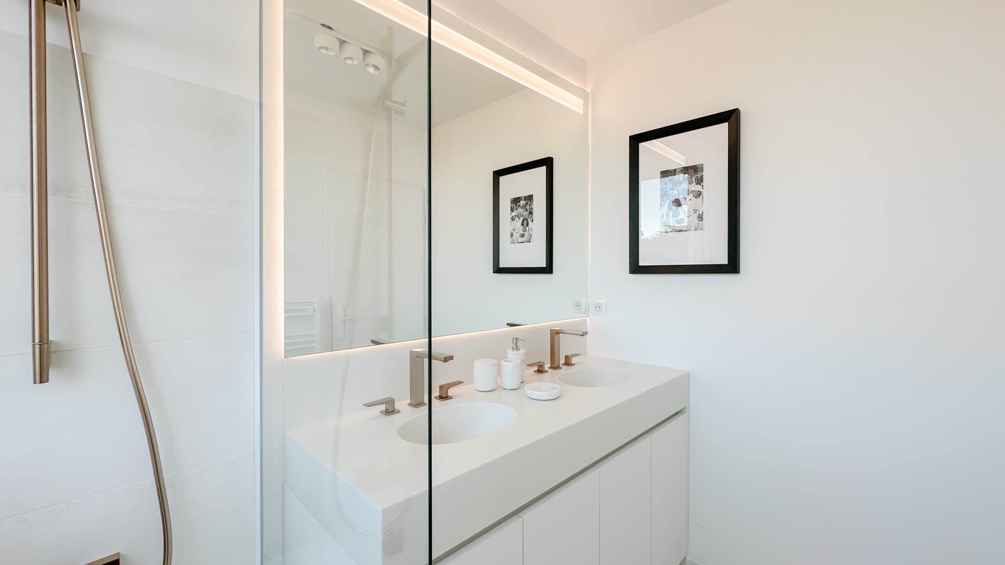 Salle de bain principale luxueuse d’un appartement de prestige à vendre à Saint-Tropez.