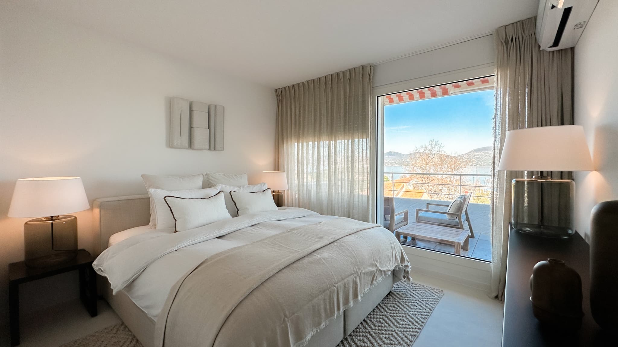 Chambre principale lumineuse avec vue mer dans un appartement à vendre à Saint-Tropez.
