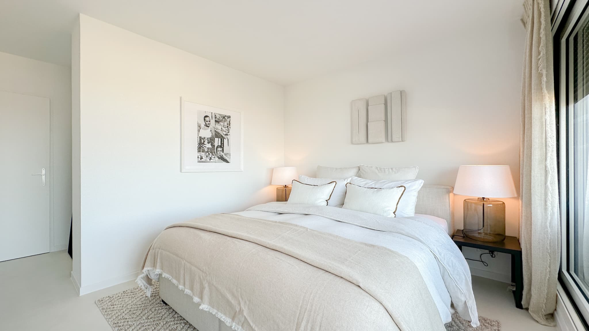 Chambre principale lumineuse avec vue mer dans un appartement à vendre à Saint-Tropez.