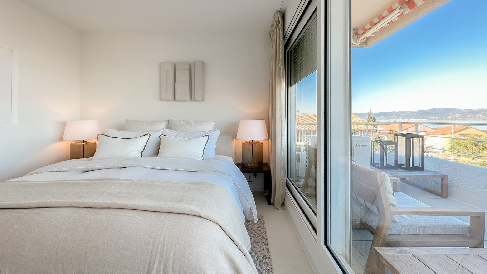 Vue sur la mer depuis la chambre d’un appartement à vendre à Saint-Tropez.