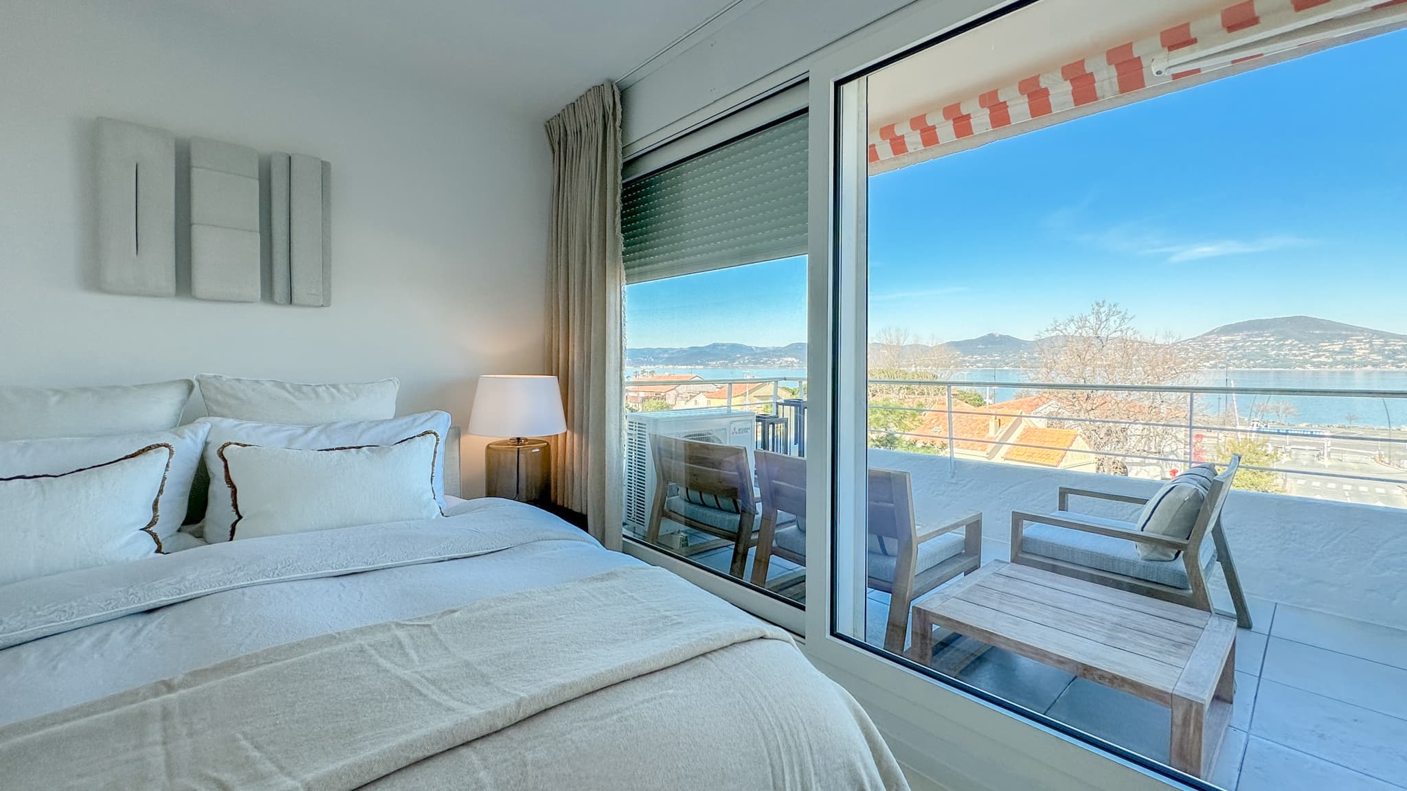Vue sur la mer depuis la chambre d’un appartement à vendre à Saint-Tropez.