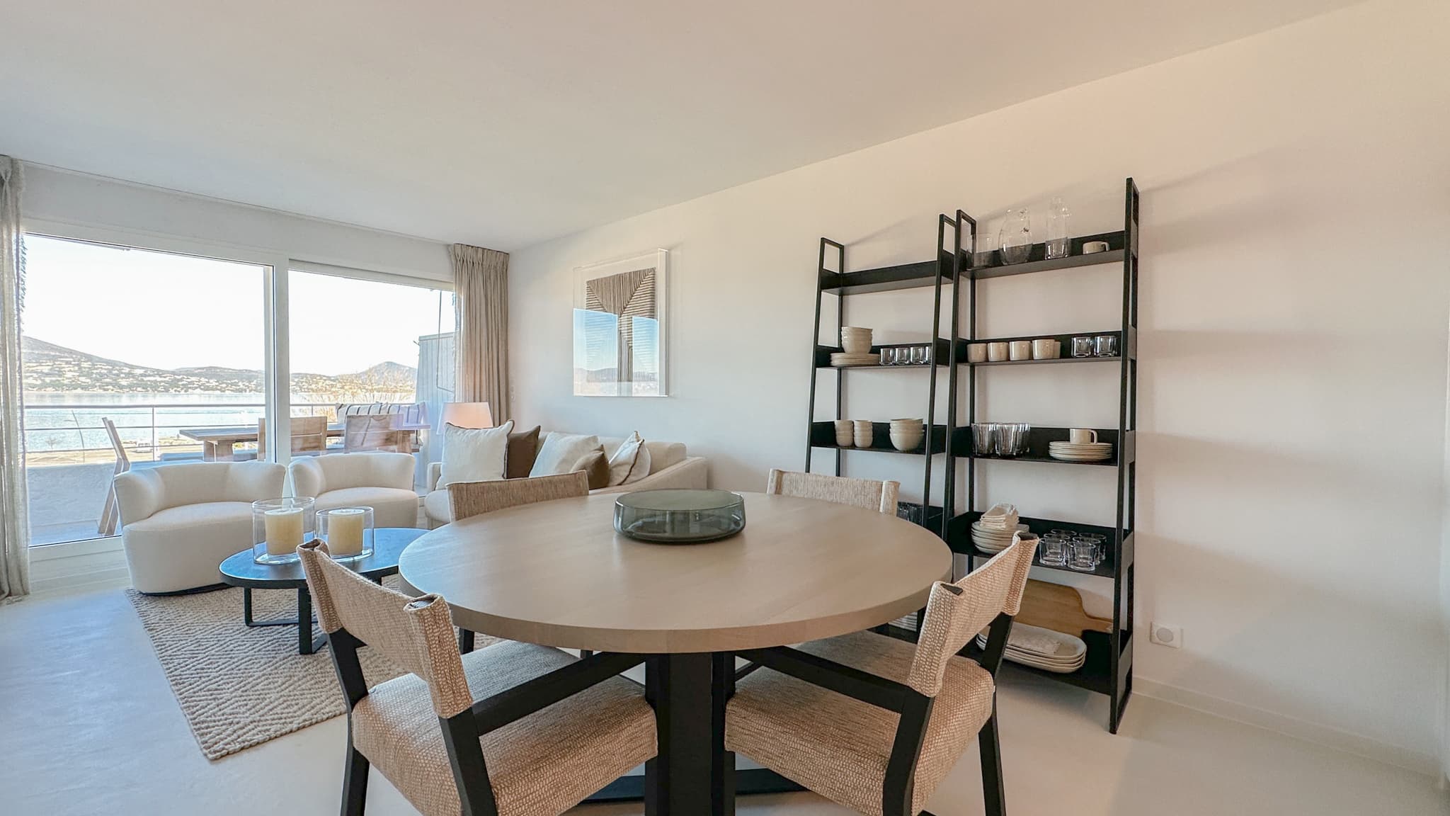 Salle à manger contemporaine dans un appartement à vendre au cœur de Saint-Tropez.