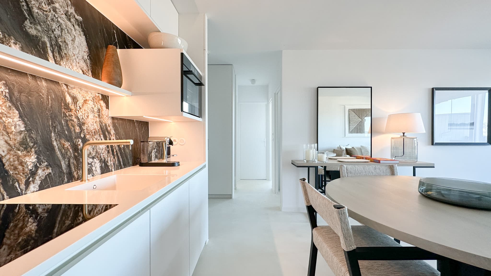 Détails de la cuisine haut de gamme d’un appartement à vendre à Saint-Tropez.