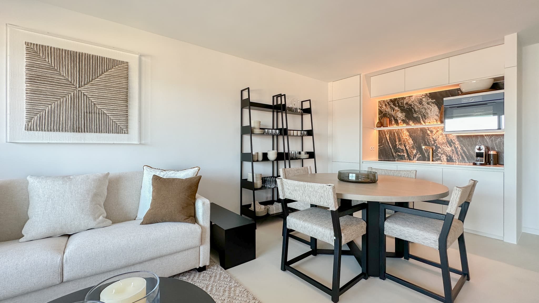 Salle à manger contemporaine dans un appartement à vendre au cœur de Saint-Tropez.