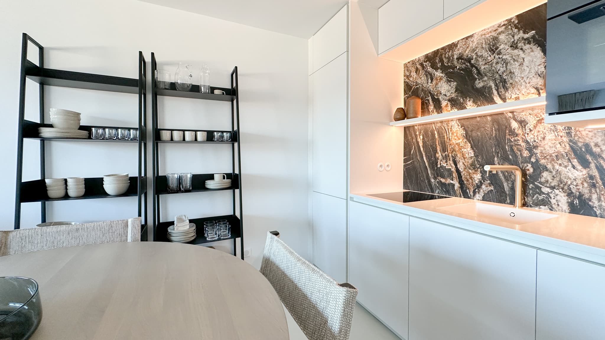 Détails de la cuisine haut de gamme d’un appartement à vendre à Saint-Tropez.