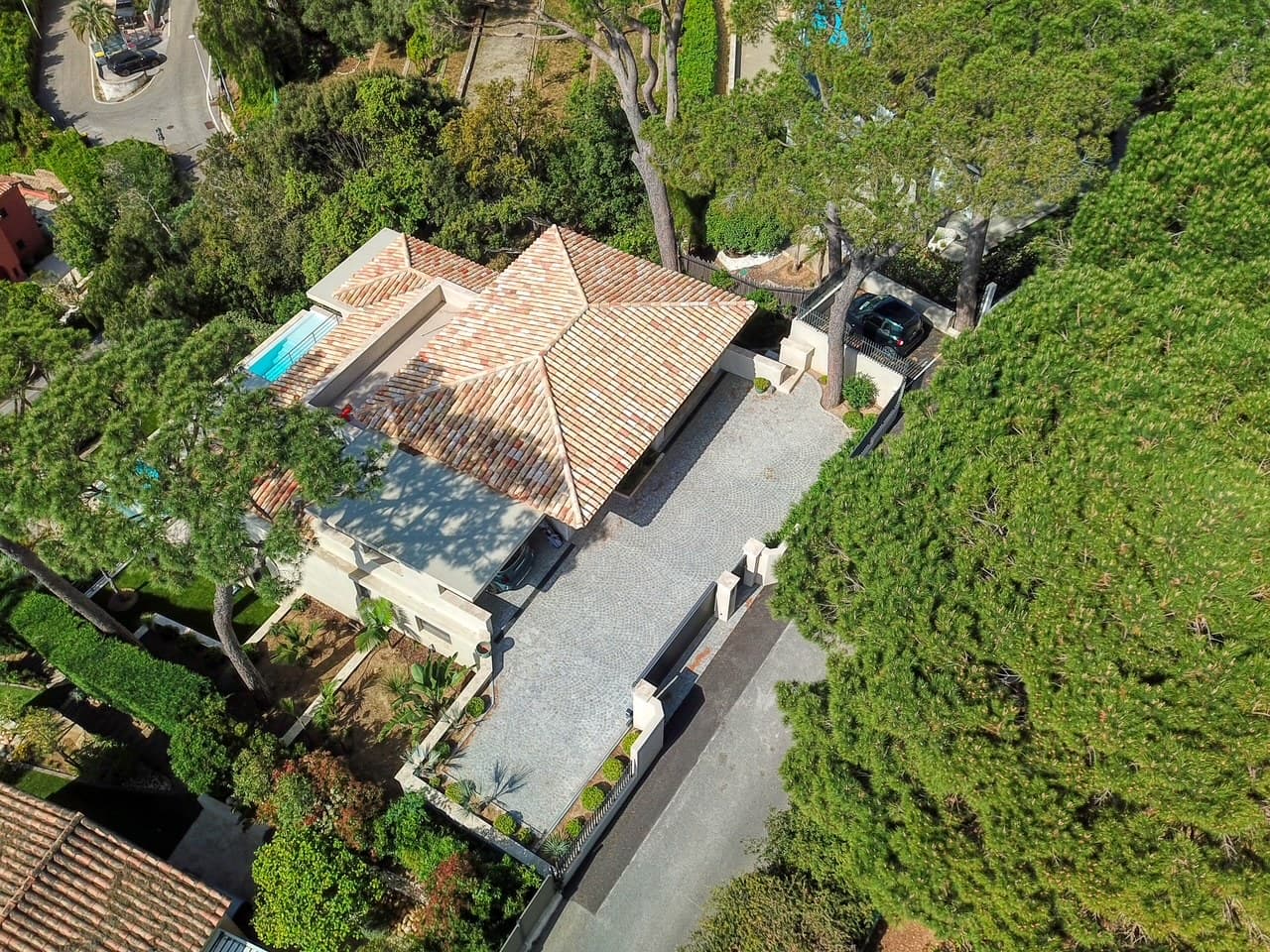 Vue extérieure d’une villa d’architecte à vendre à Sainte-Maxime, avec terrasses spacieuses et finitions haut de gamme.