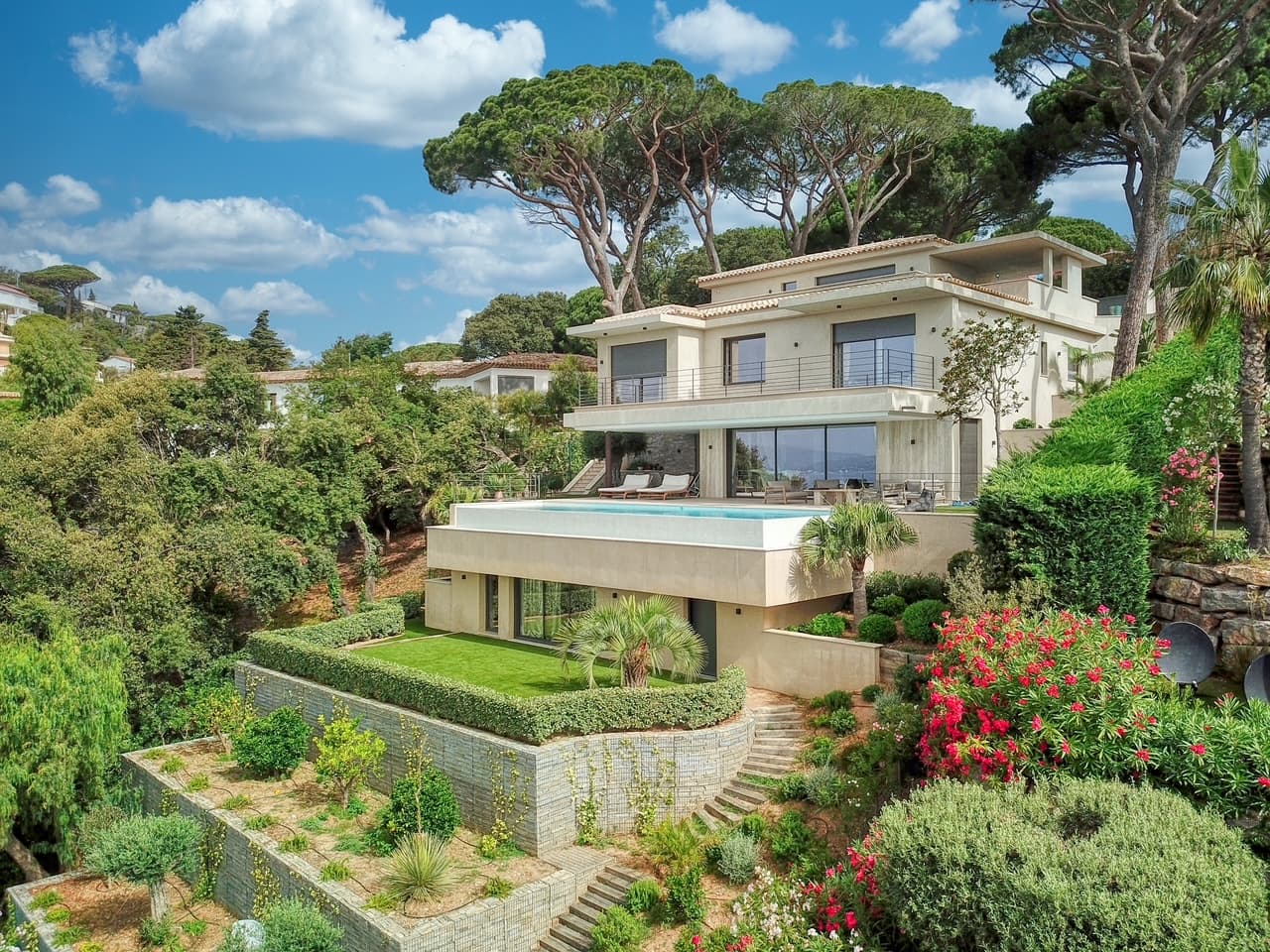 Villa contemporaine sur les hauteurs de Sainte-Maxime, offrant un panorama méditerranéen spectaculaire depuis la piscine.