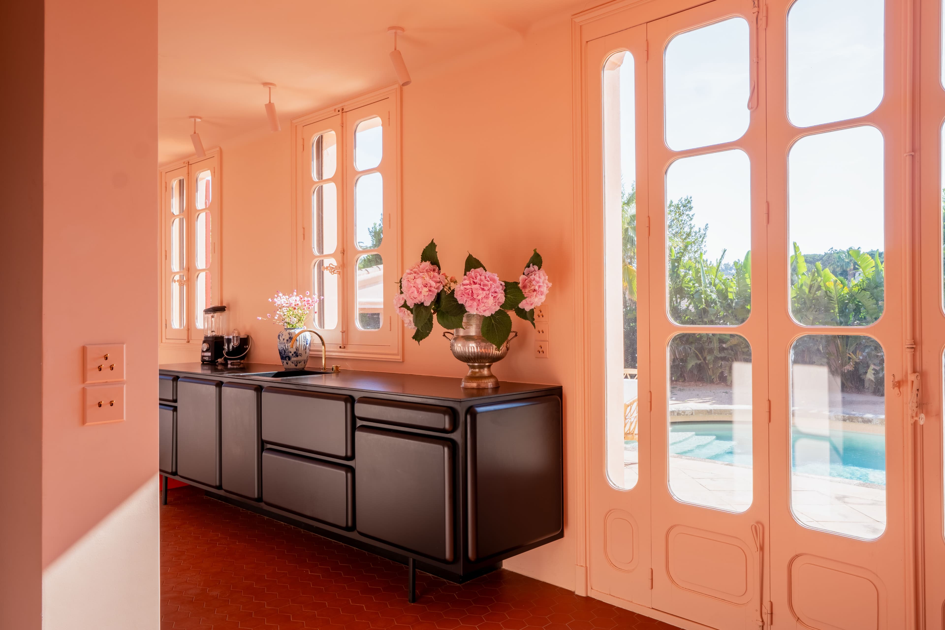 Cuisine contemporaine entièrement équipée avec finitions de qualité et équipements premium.