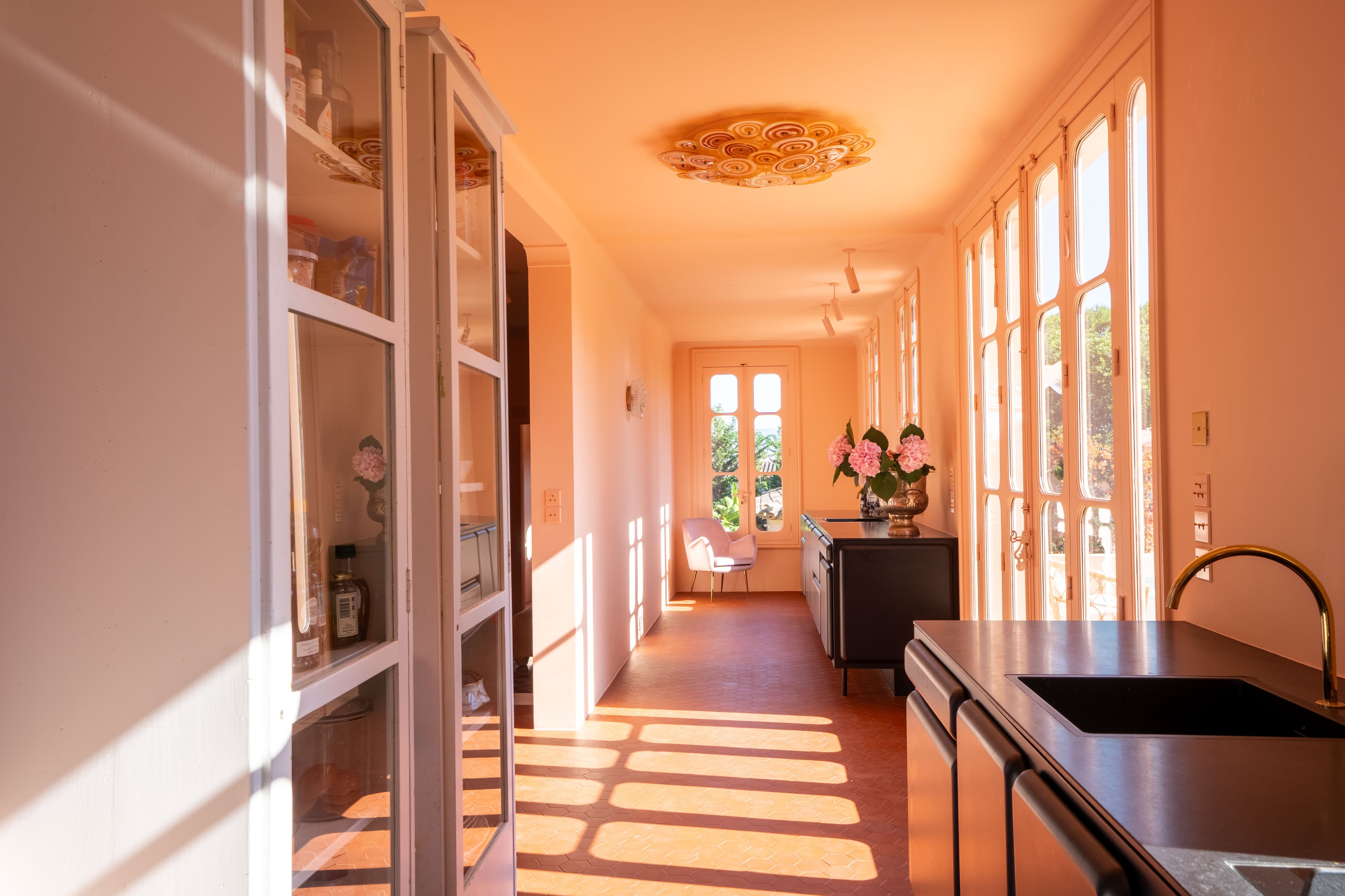 Cuisine contemporaine entièrement équipée avec finitions de qualité et équipements premium.