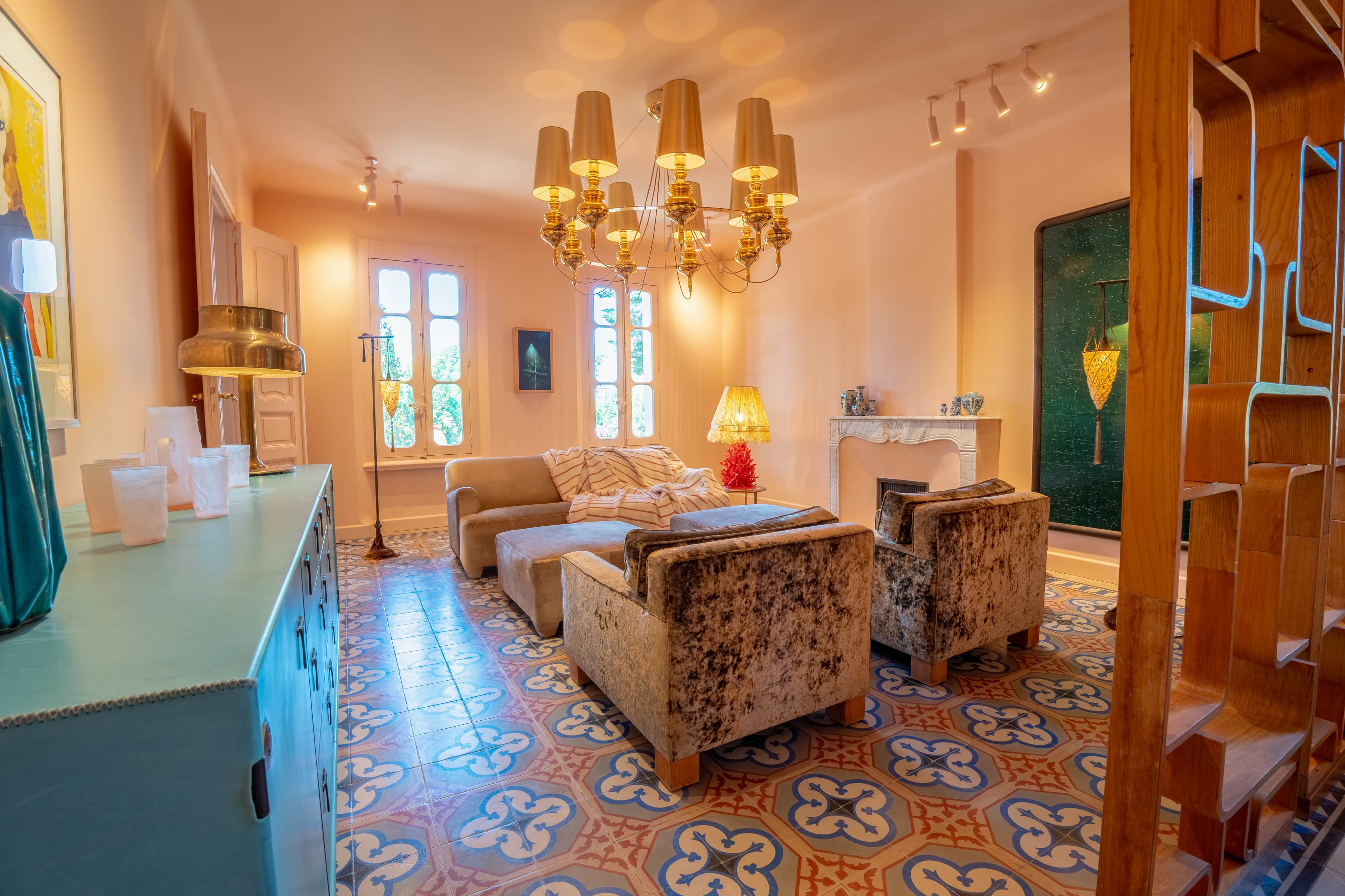 Salon lumineux alliant charme historique et confort contemporain au cœur de Saint-Tropez.