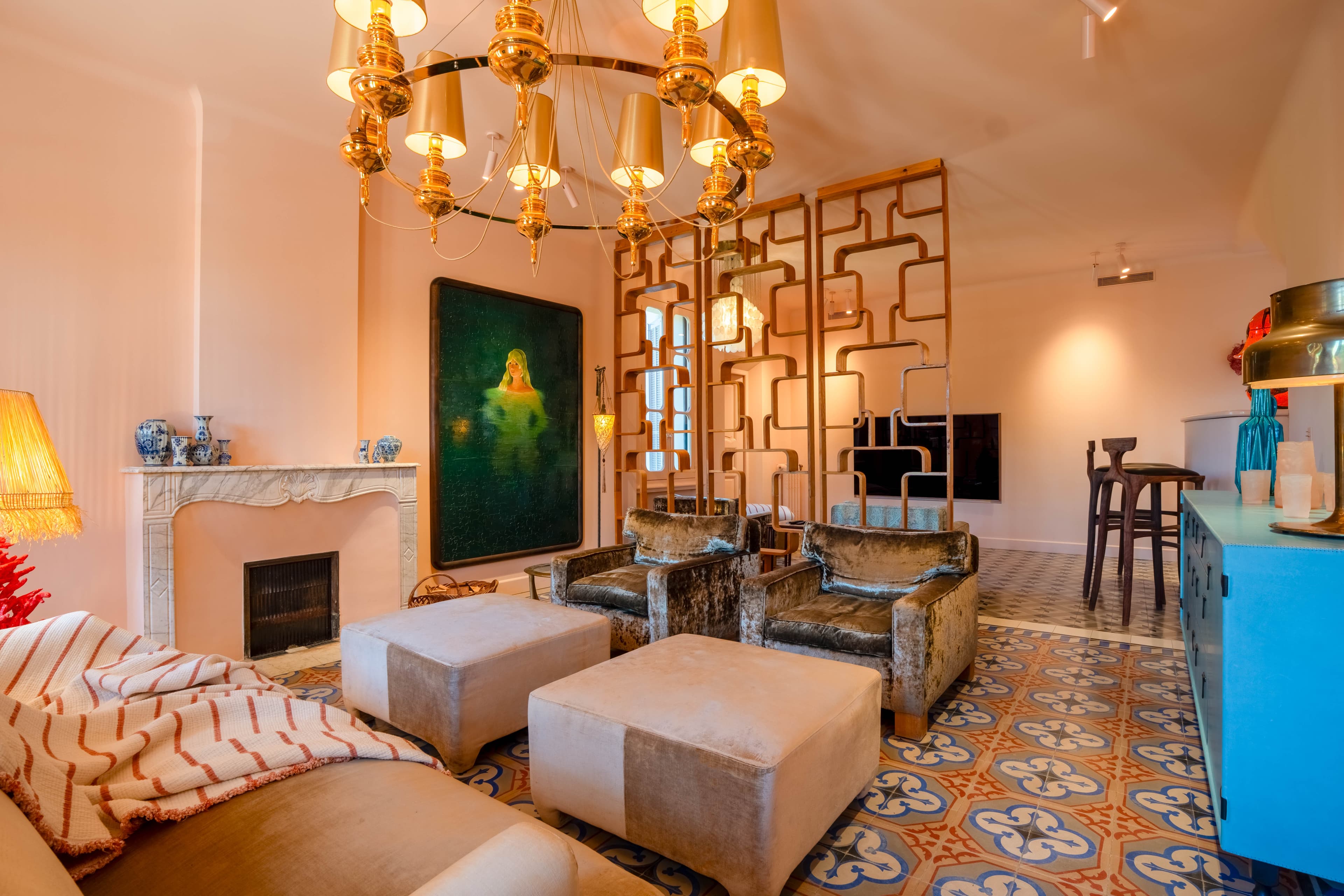 Salon lumineux alliant charme historique et confort contemporain au cœur de Saint-Tropez.