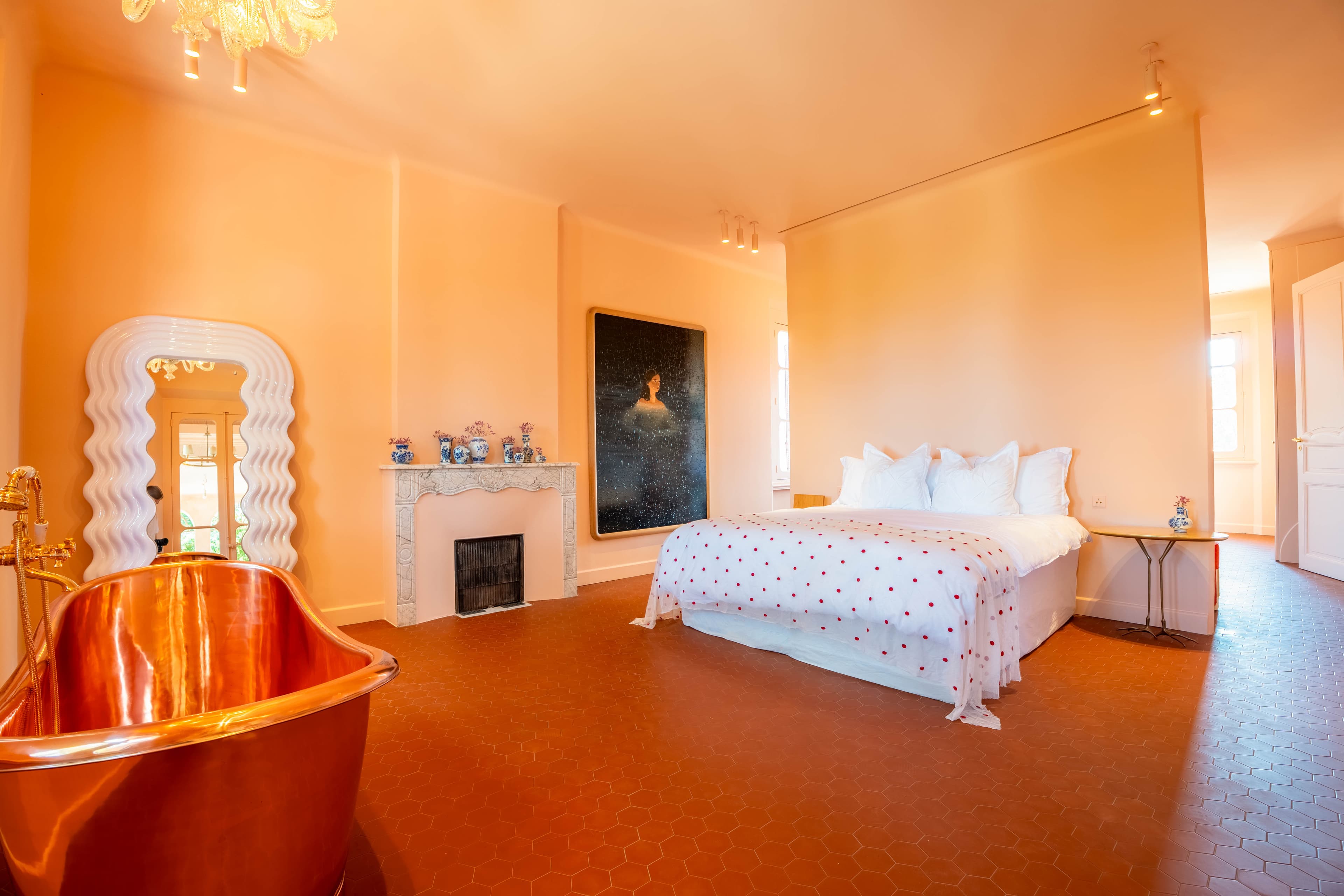 Spacieuse suite parentale avec salle de bains privative et vue dégagée sur la Méditerranée.