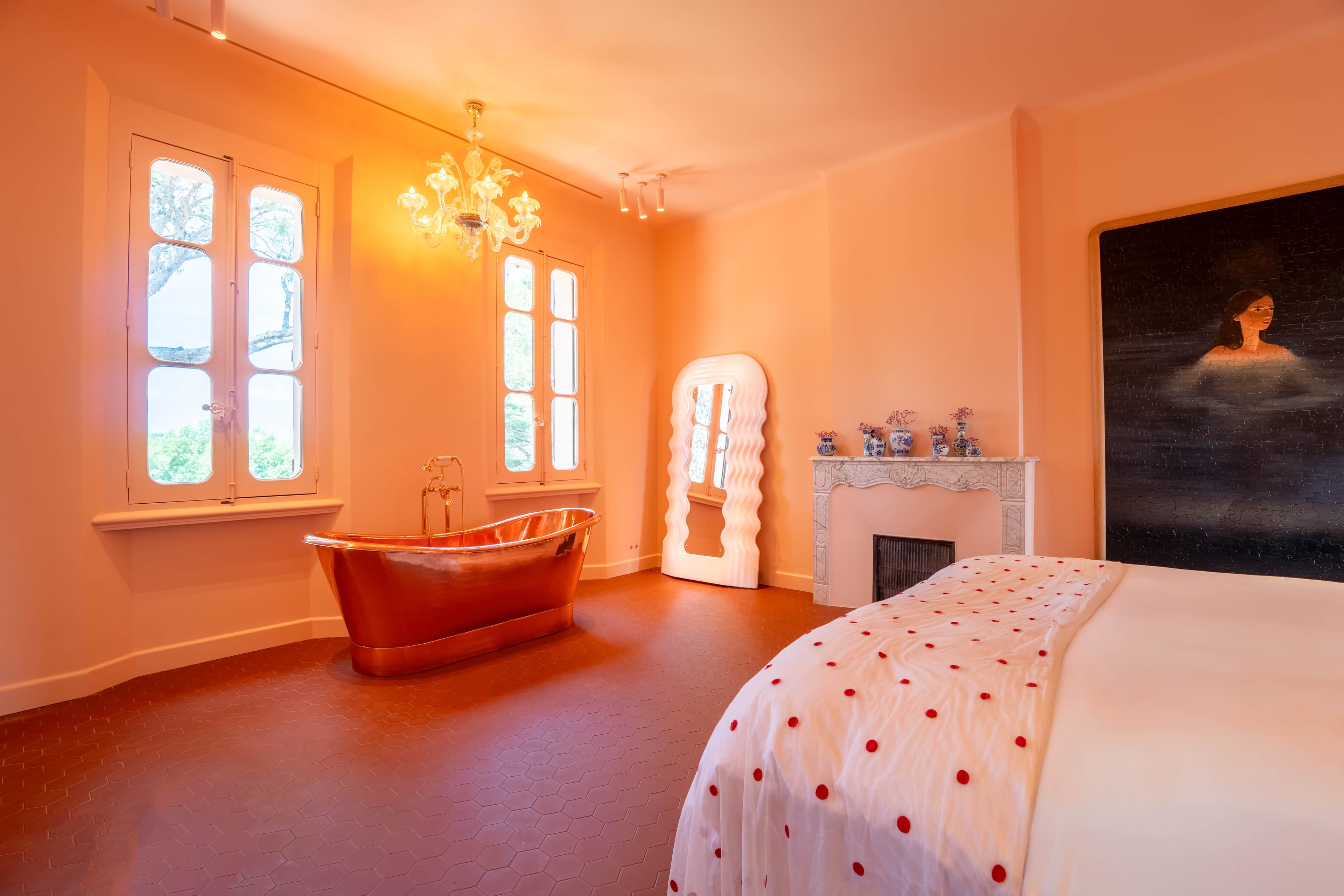 Spacieuse suite parentale avec salle de bains privative et vue dégagée sur la Méditerranée.