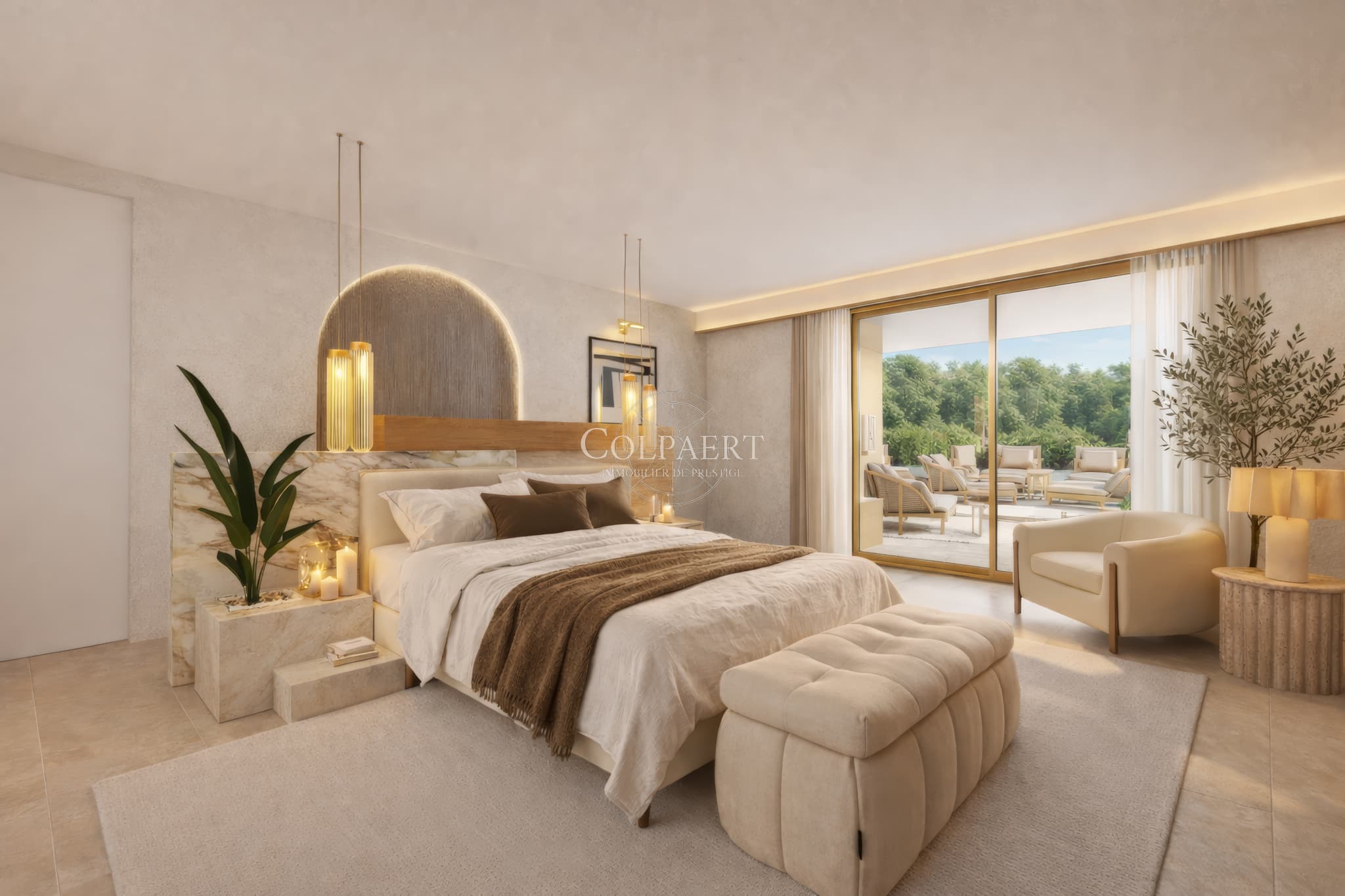 Chambres confortables avec accès extérieur dans un appartement de luxe à Saint-Tropez, offrant calme, lumière et finitions haut de gamme.