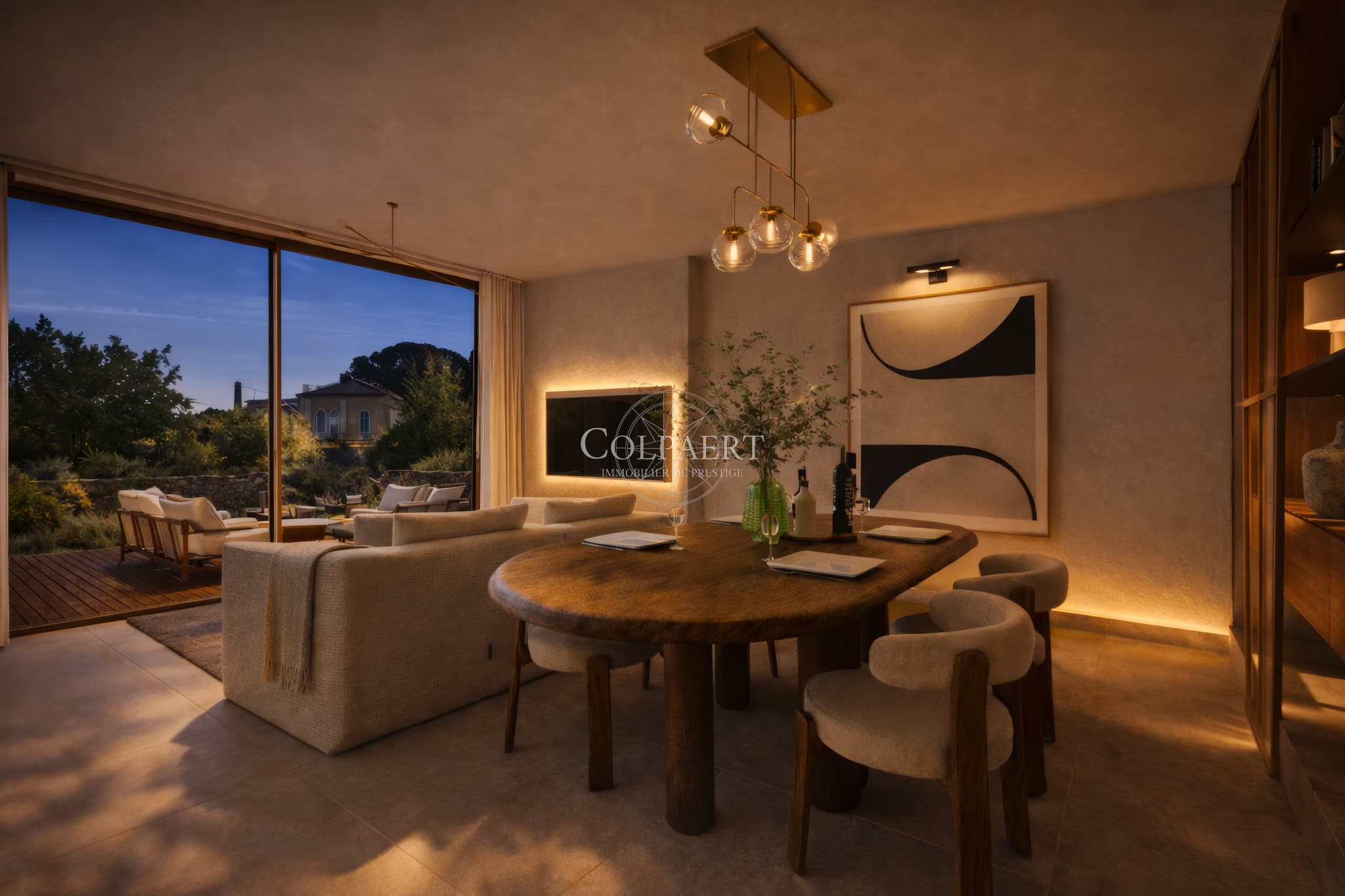 Vue nocturne d’un appartement de luxe à Saint-Tropez dans la résidence Patio Ruben, révélant une atmosphère élégante et un cadre unique.