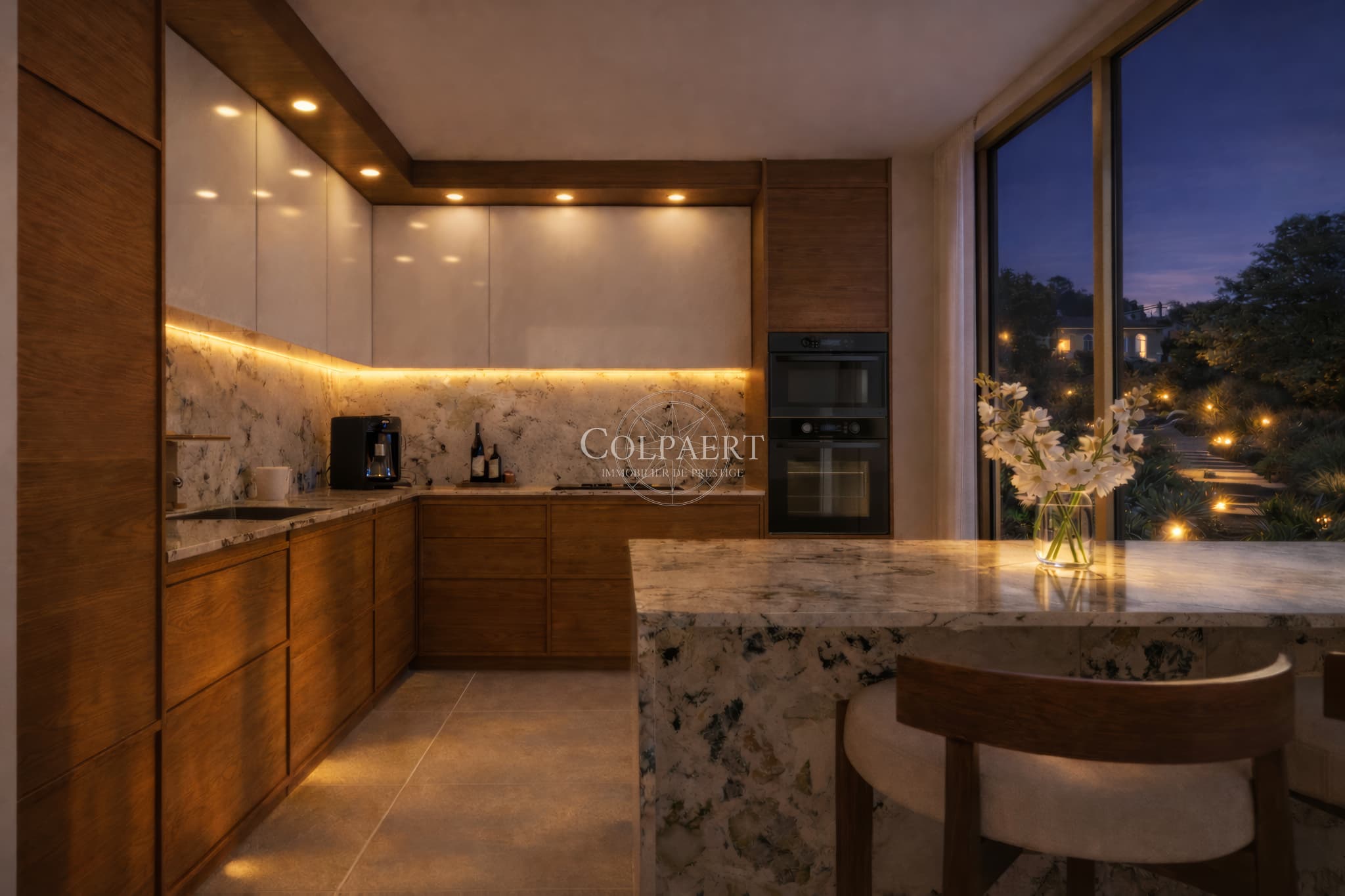 Vue nocturne d’un appartement de luxe à Saint-Tropez dans la résidence Patio Ruben, révélant une atmosphère élégante et un cadre unique.
