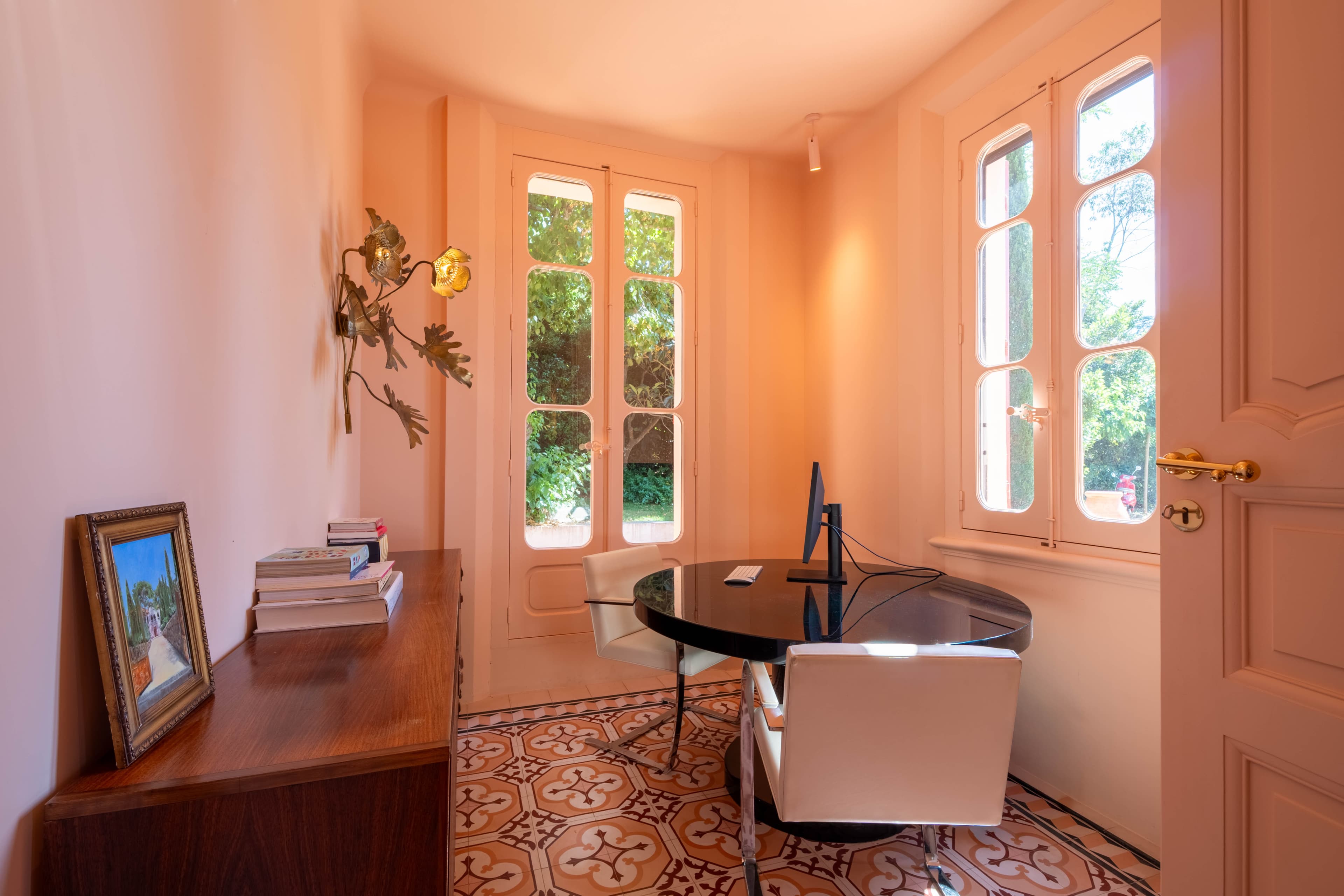 Espace bureau intime et lumineux bénéficiant d’une atmosphère raffinée et paisible.