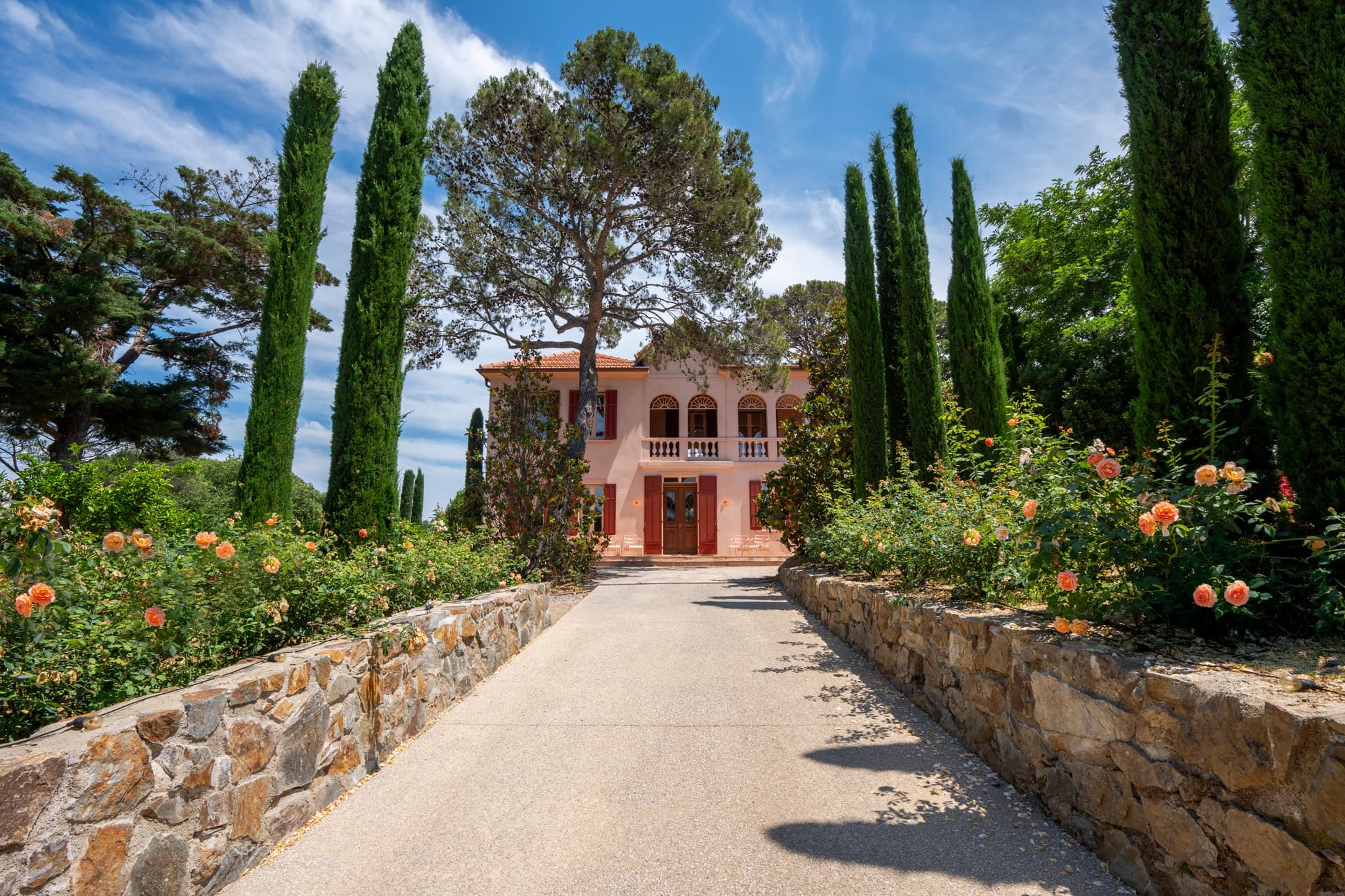 Longue allée privative garantissant calme, discrétion et intimité au cœur de Saint-Tropez.