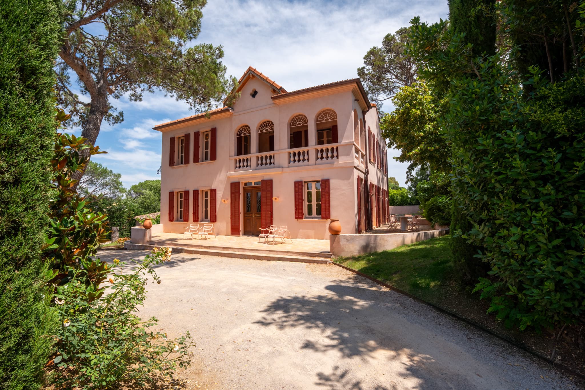 Façade élégante de ce château du XIXᵉ siècle entièrement rénové à vendre à Saint-Tropez, à proximité de la Place des Lices.