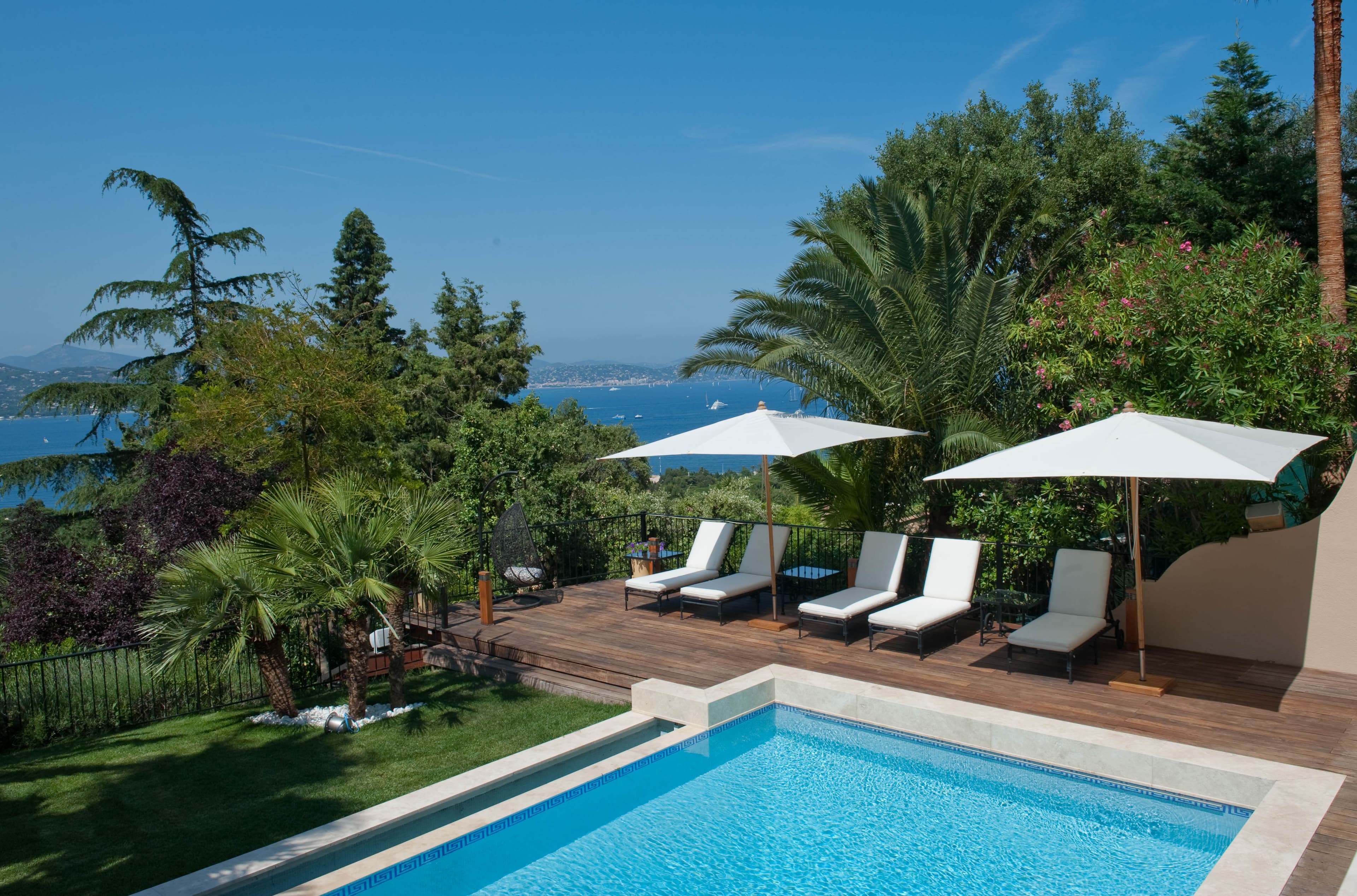 Terrasse avec vue mer panoramique et ambiance méditerranéenne exclusive à quelques minutes de Saint-Tropez.