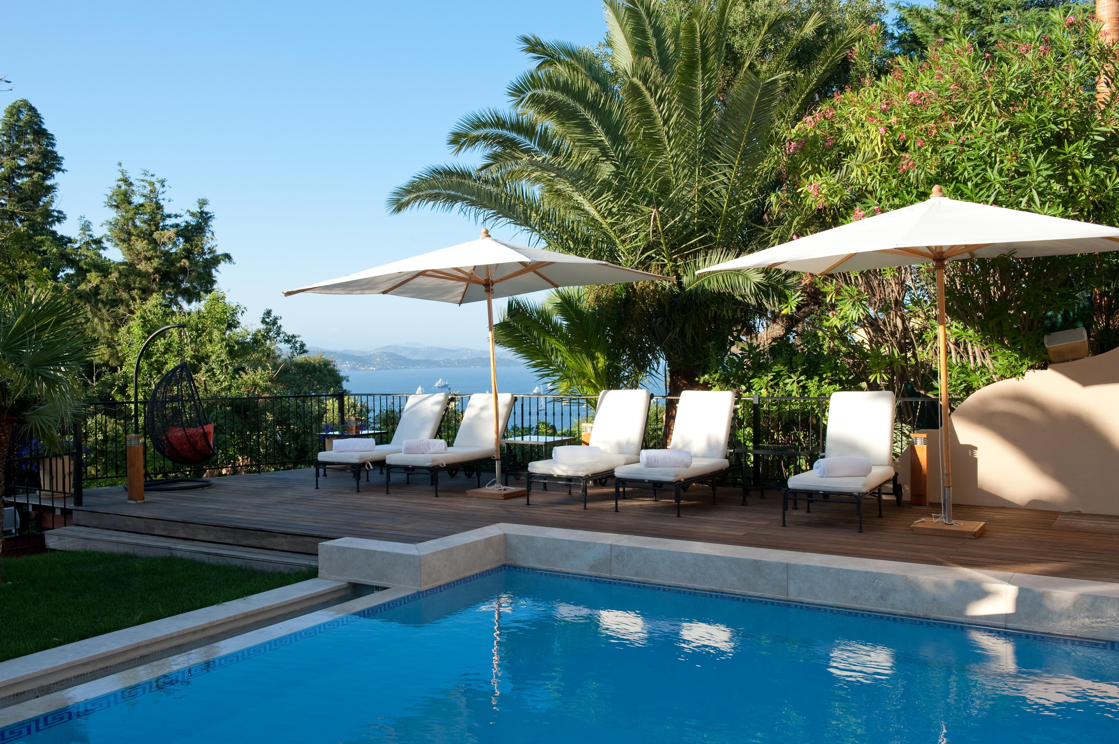 Piscine chauffée entourée d’un jardin paysager dans une villa avec vue panoramique sur la mer à Gassin.