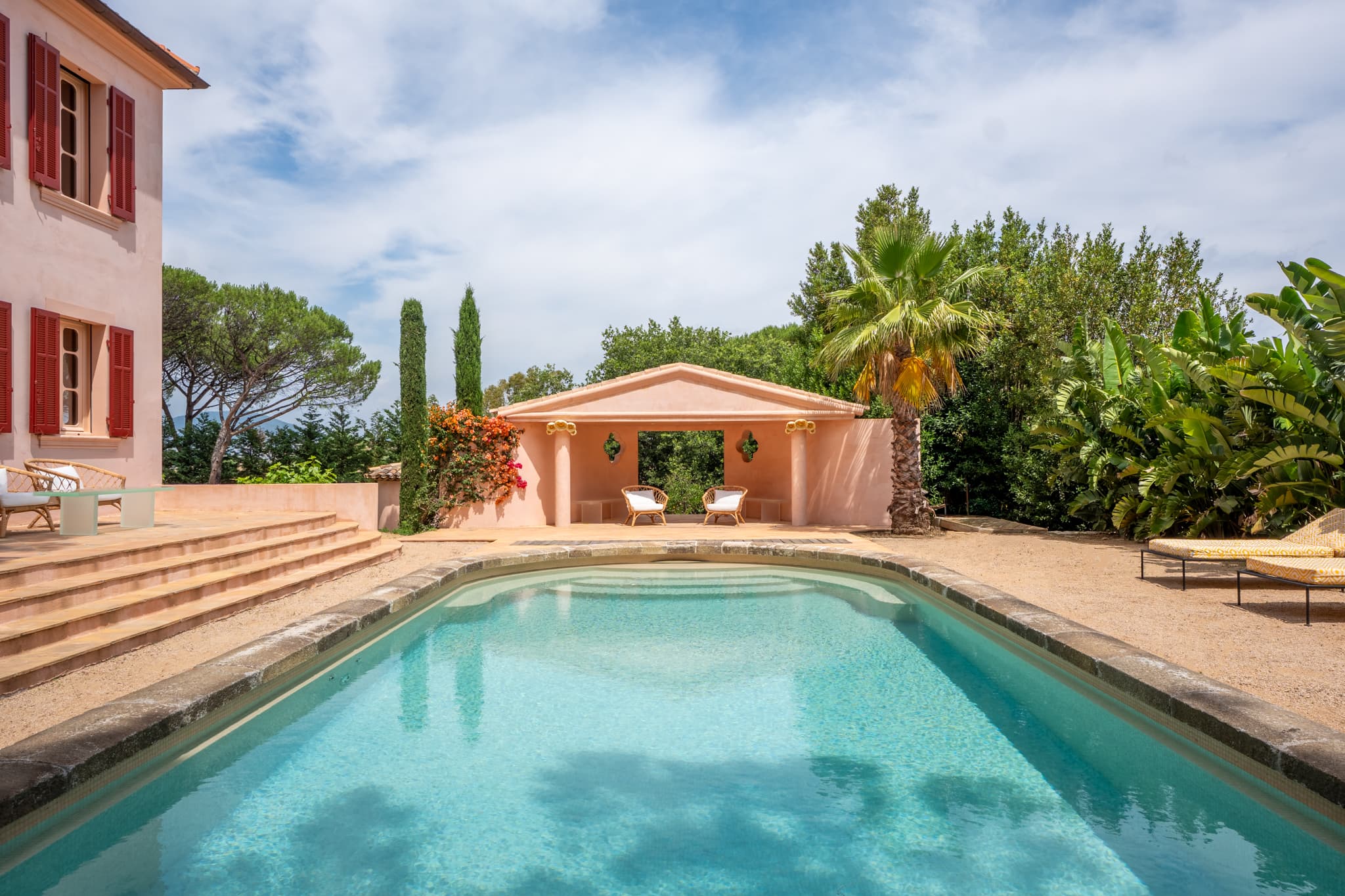 Terrasse orientée sud-est offrant un cadre privilégié entre jardin paysager et vue mer à Saint-Tropez.