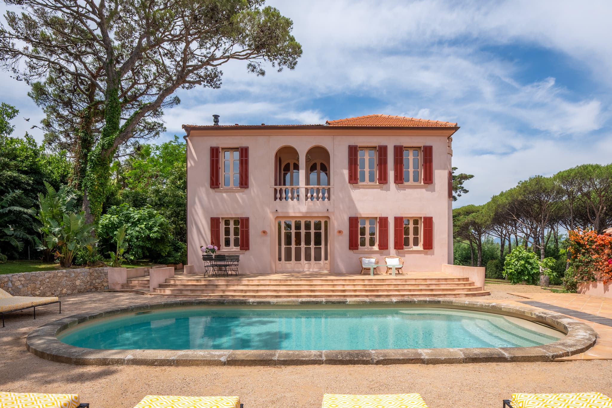 Magnifique jardin paysager entourant cette demeure d’exception au cœur de Saint-Tropez.