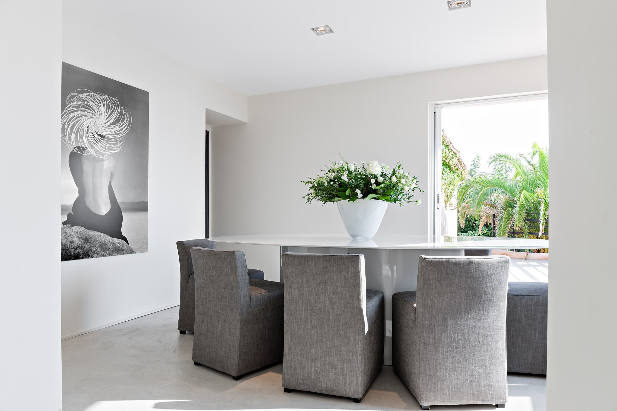 Salle à manger élégante avec vue mer dans cette villa pieds dans l’eau à vendre à Grimaud, golfe de Saint-Tropez.