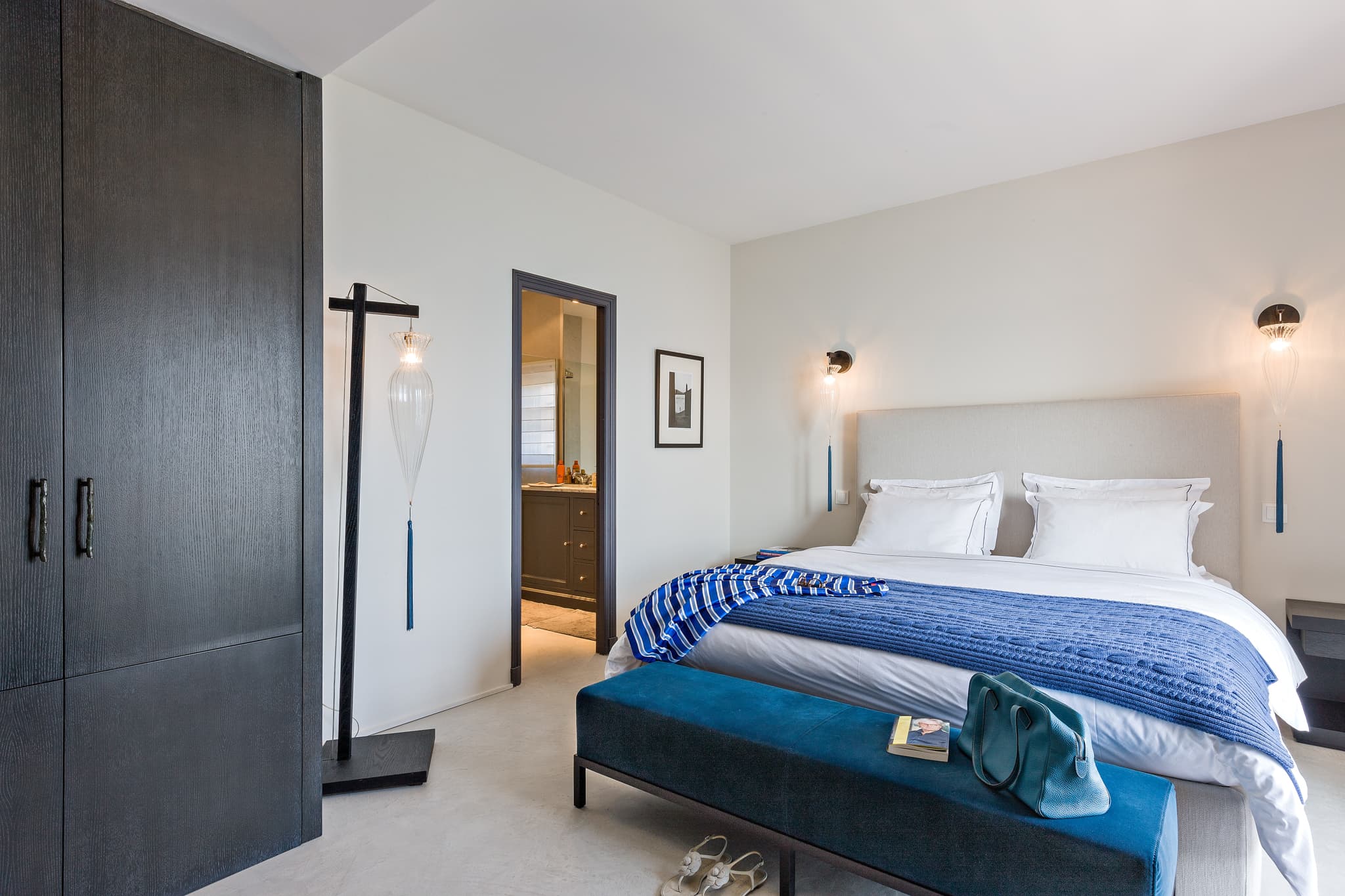 Chambre lumineuse avec vue mer dans cette villa pieds dans l’eau à vendre à Grimaud, propriété rare du golfe de Saint-Tropez.