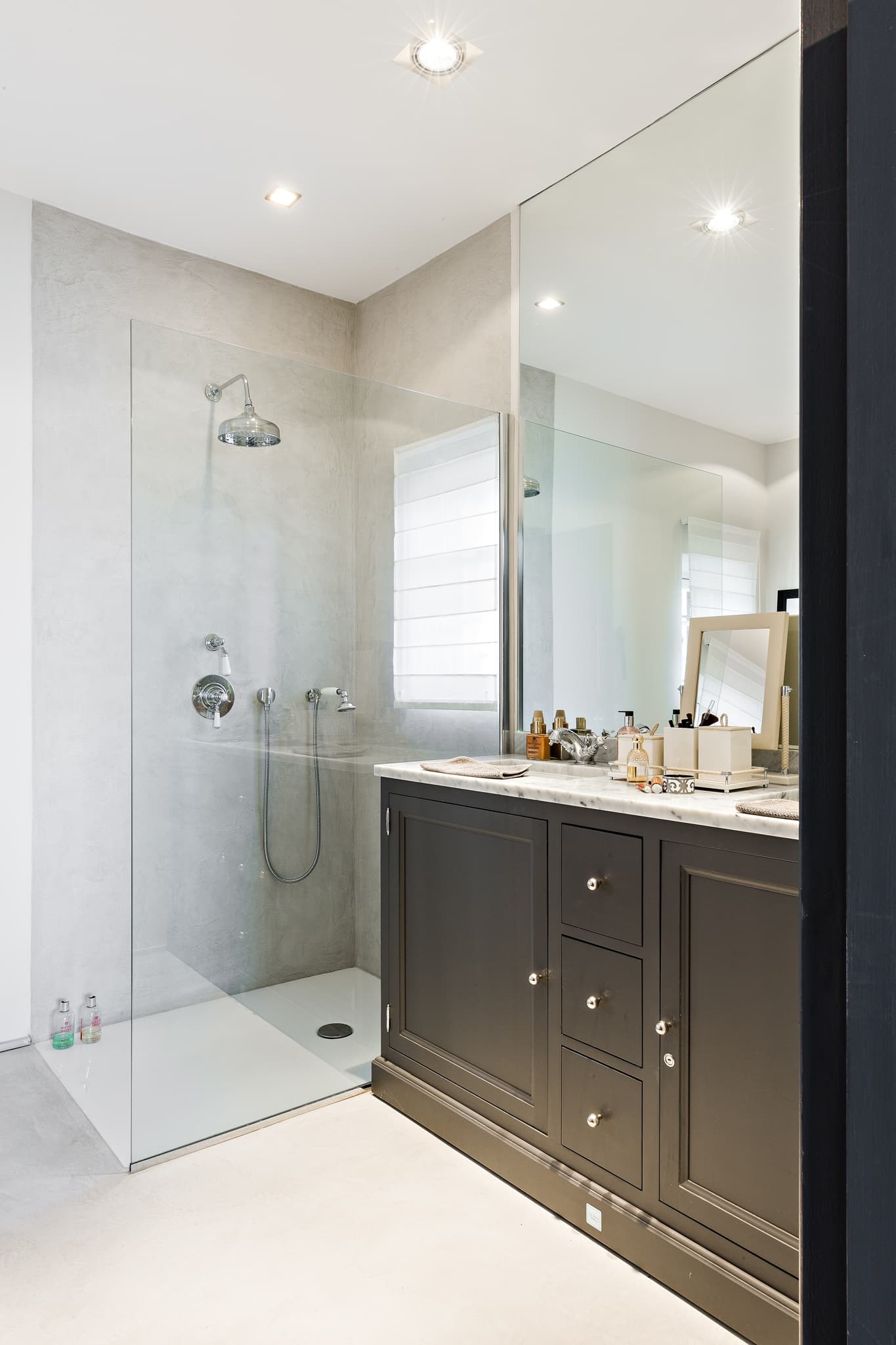 Salle de bains élégante dans cette villa pieds dans l’eau à vendre à Grimaud avec prestations haut de gamme au cœur du golfe de Saint-Tropez.