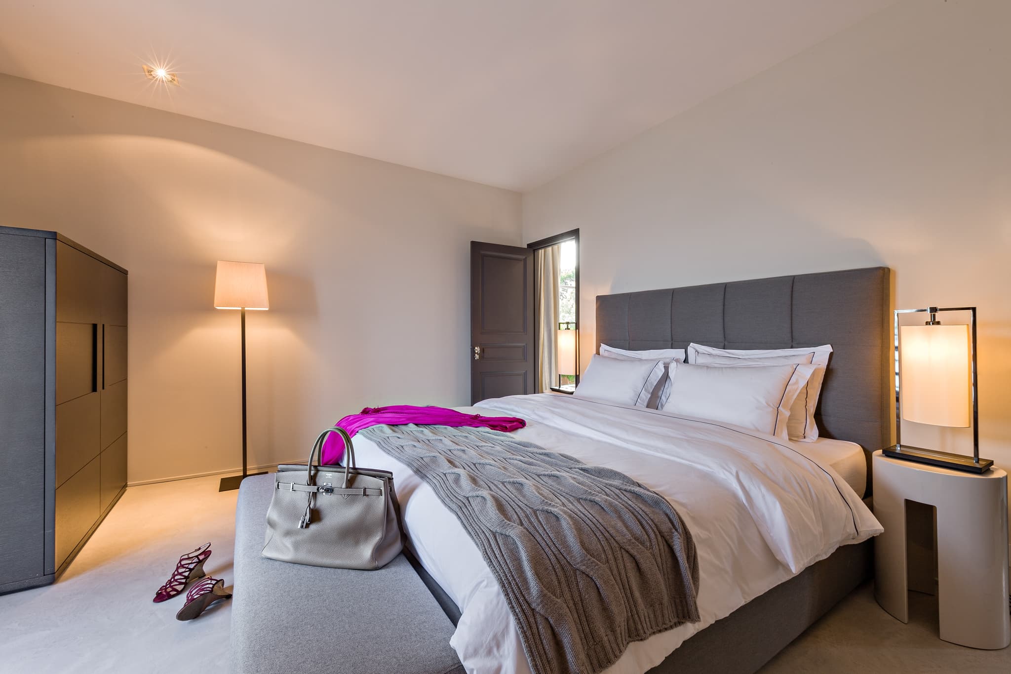 Chambre lumineuse avec vue mer dans cette villa pieds dans l’eau à vendre à Grimaud, propriété rare du golfe de Saint-Tropez.