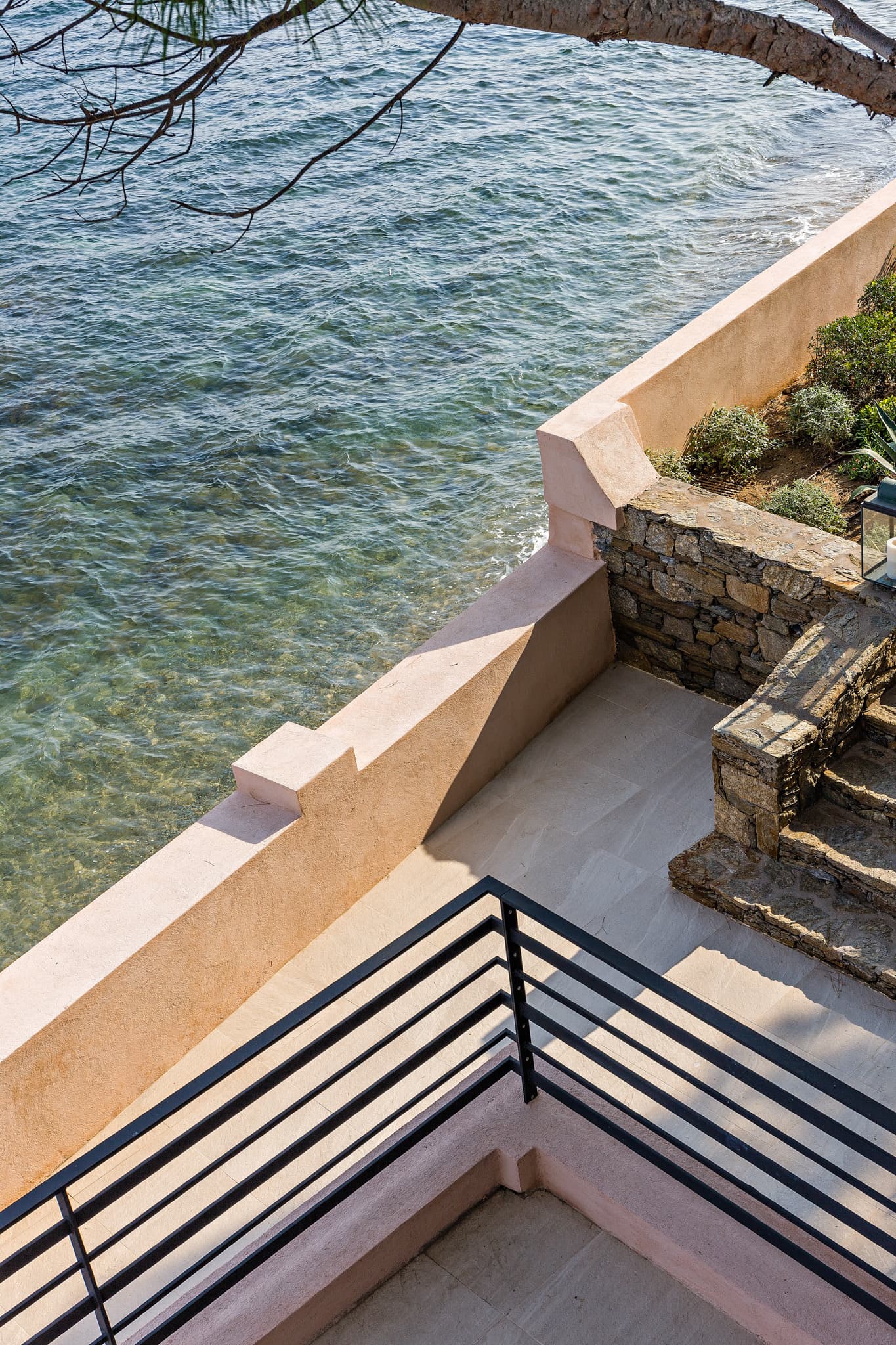 Villa pieds dans l’eau à vendre à Grimaud avec ponton privé et accès direct à la mer dans le golfe de Saint-Tropez.