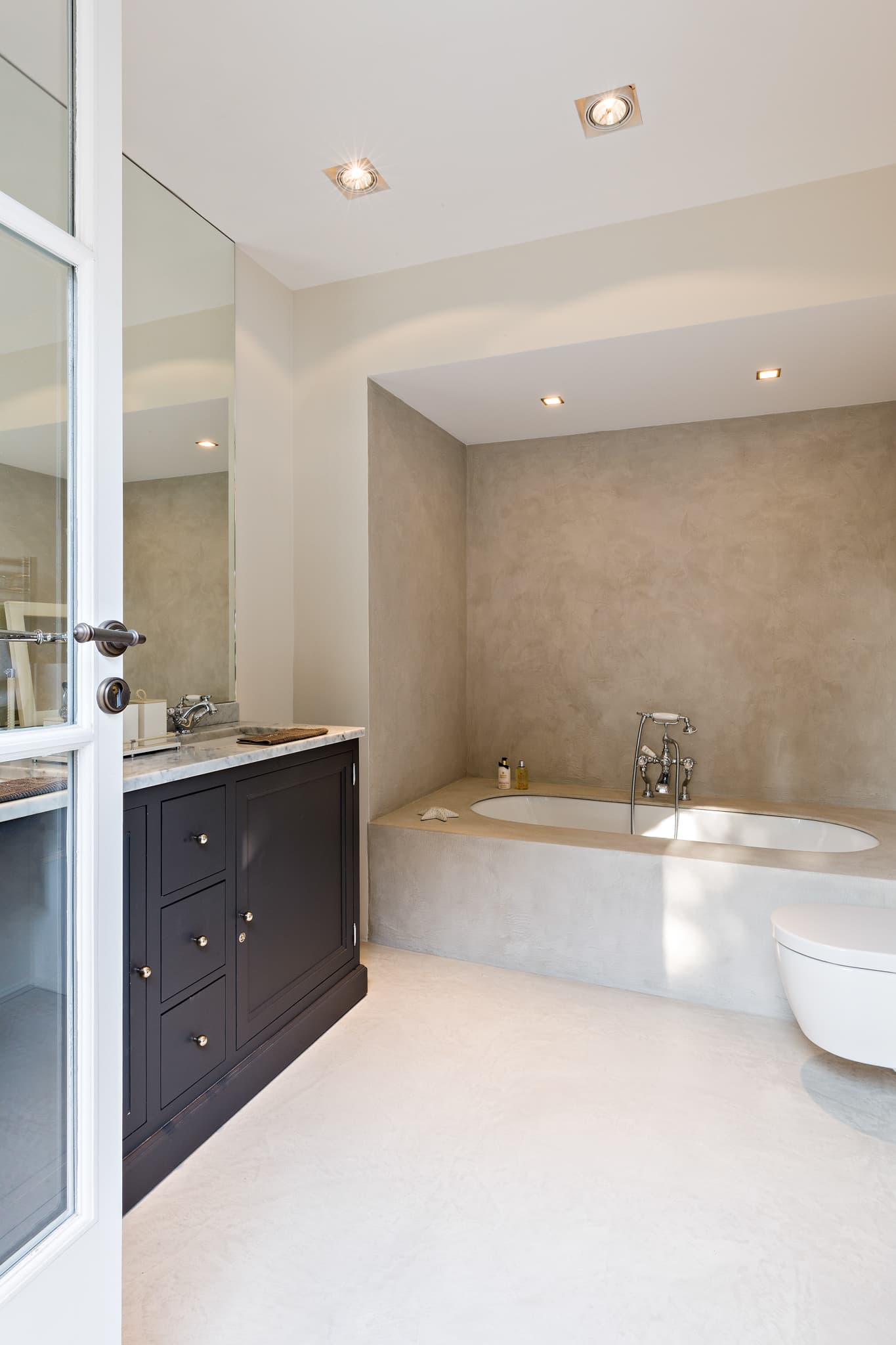 Salle de bains élégante dans cette villa pieds dans l’eau à vendre à Grimaud avec prestations haut de gamme au cœur du golfe de Saint-Tropez.