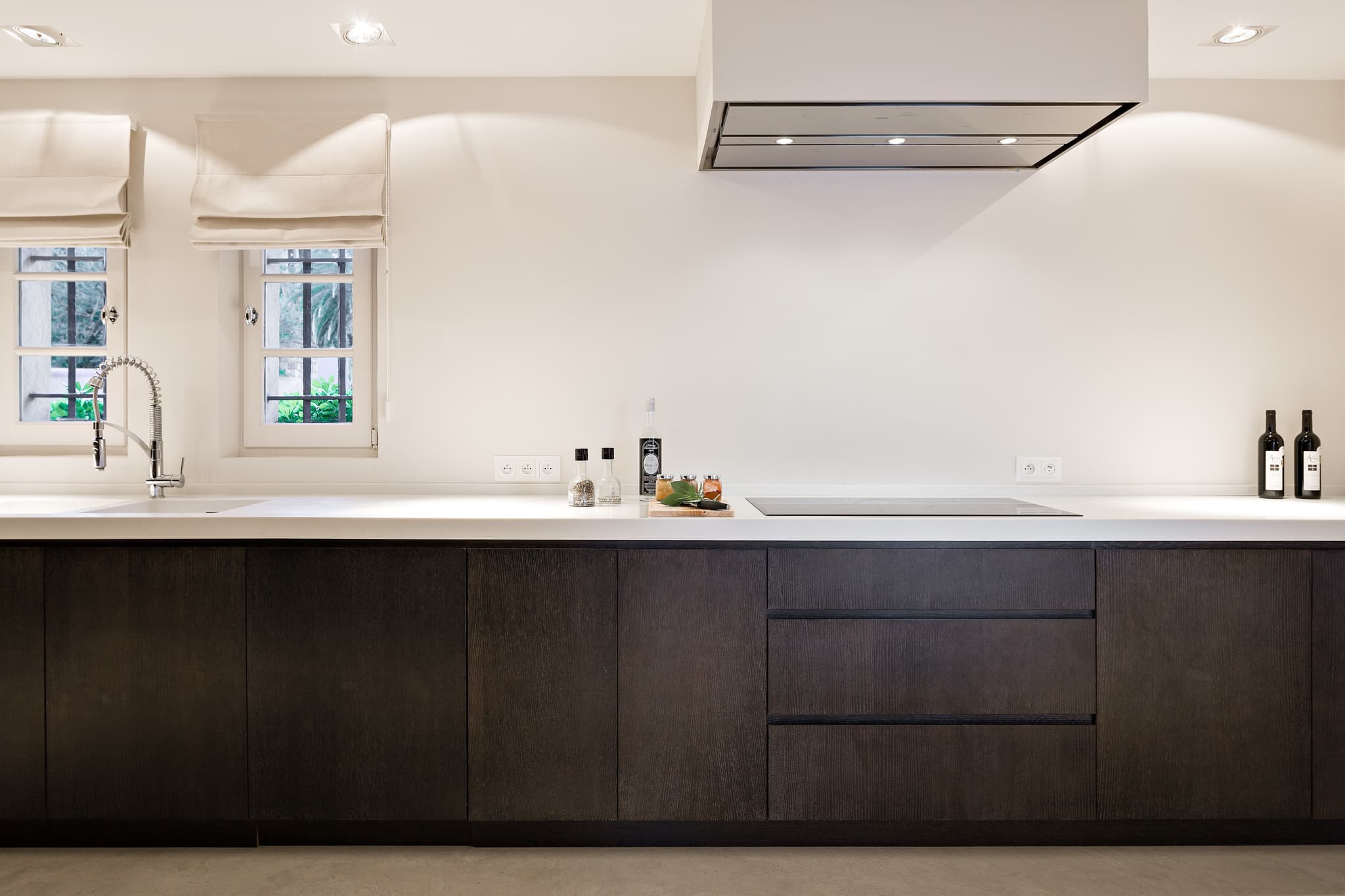 Cuisine contemporaine ouverte dans cette villa pieds dans l’eau à vendre à Grimaud avec accès direct à la mer dans le golfe de Saint-Tropez.