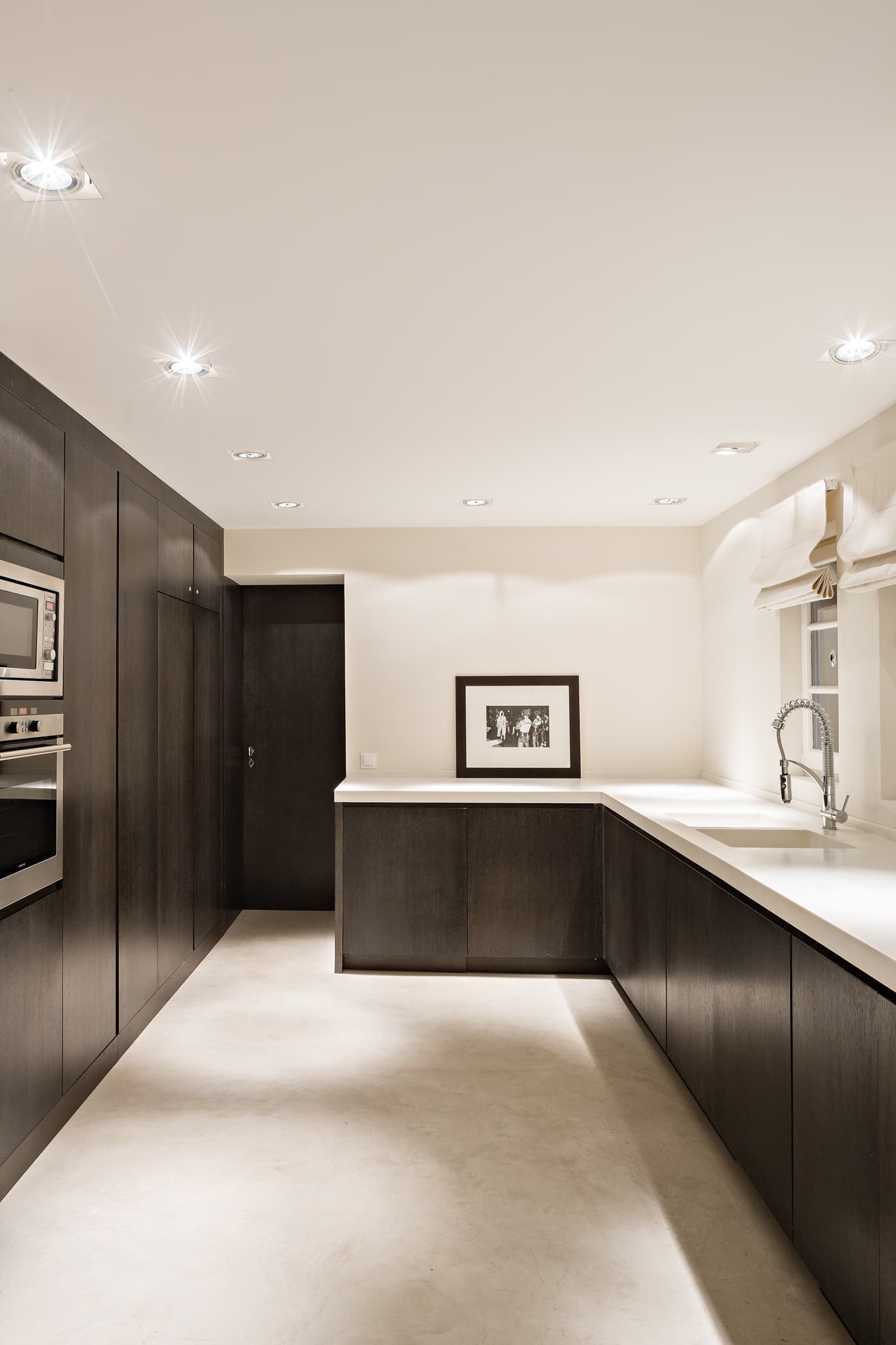 Cuisine contemporaine ouverte dans cette villa pieds dans l’eau à vendre à Grimaud avec accès direct à la mer dans le golfe de Saint-Tropez.