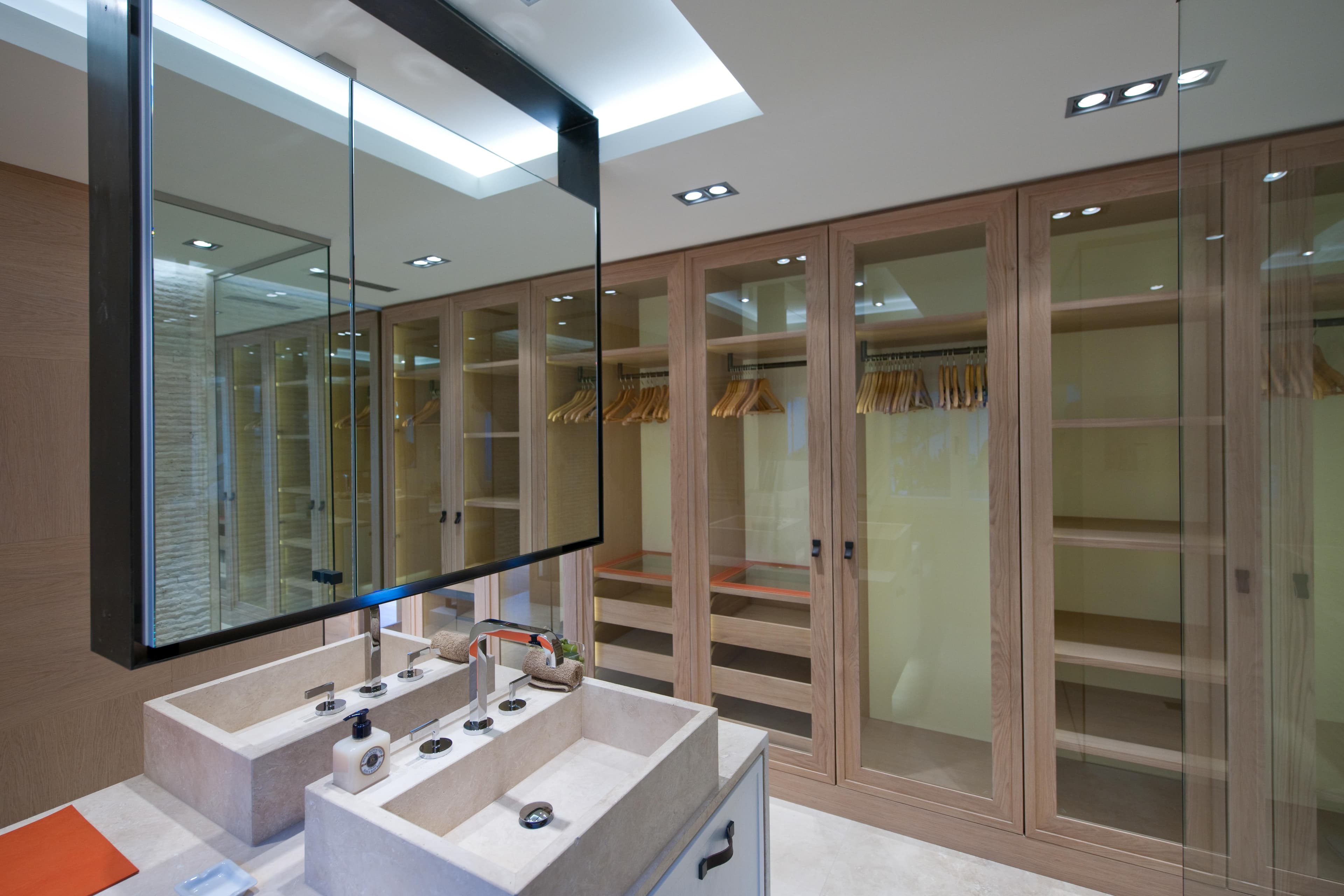 Salle de bains haut de gamme avec matériaux raffinés dans une propriété de prestige à Gassin.