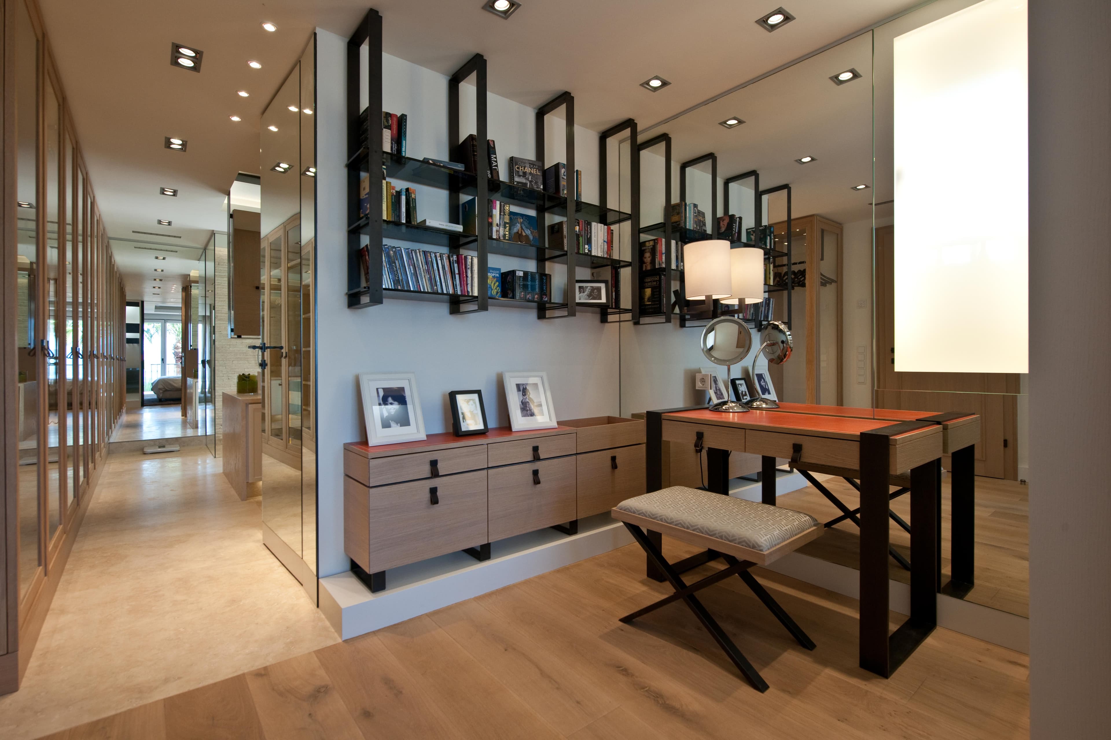 Suite parentale raffinée avec dressing sur mesure et salle de bains luxueuse face à la Méditerranée à Gassin.