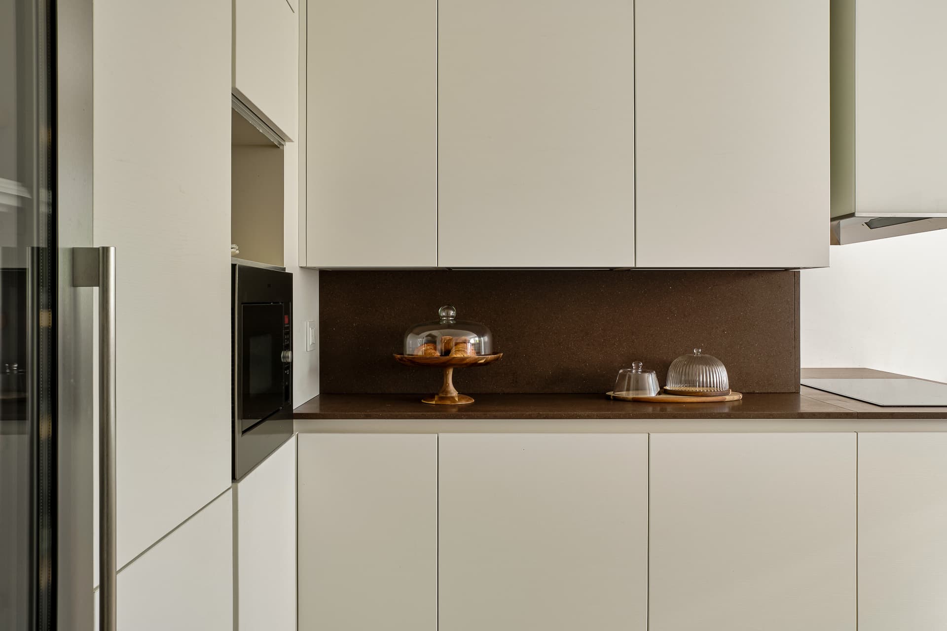 Cuisine entièrement équipée avec prestations haut de gamme, idéale pour recevoir famille et invités.