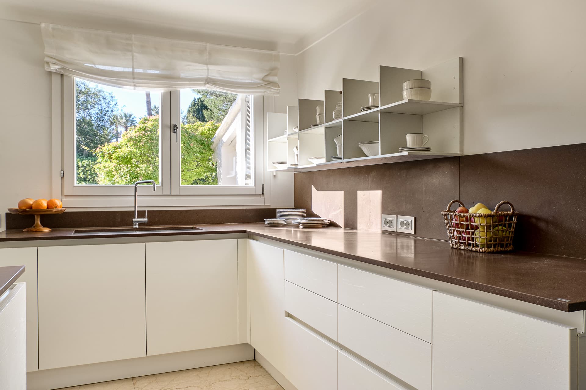 Cuisine entièrement équipée avec prestations haut de gamme, idéale pour recevoir famille et invités.