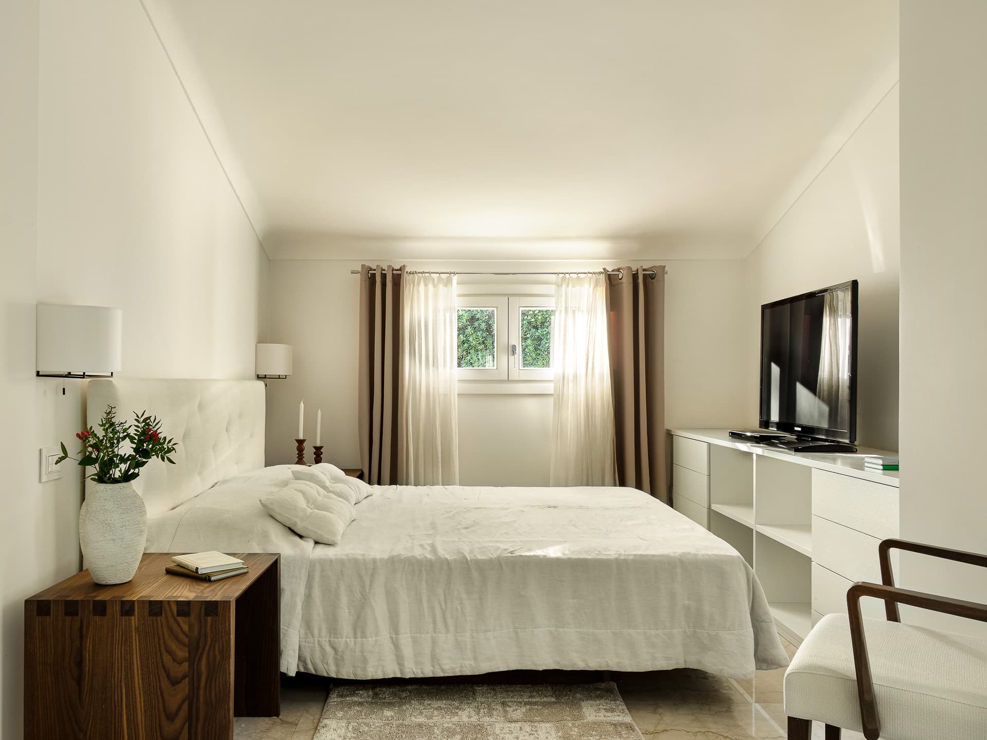 Spacieuse suite parentale avec salle de bains privative dans une villa de prestige à Saint-Tropez.