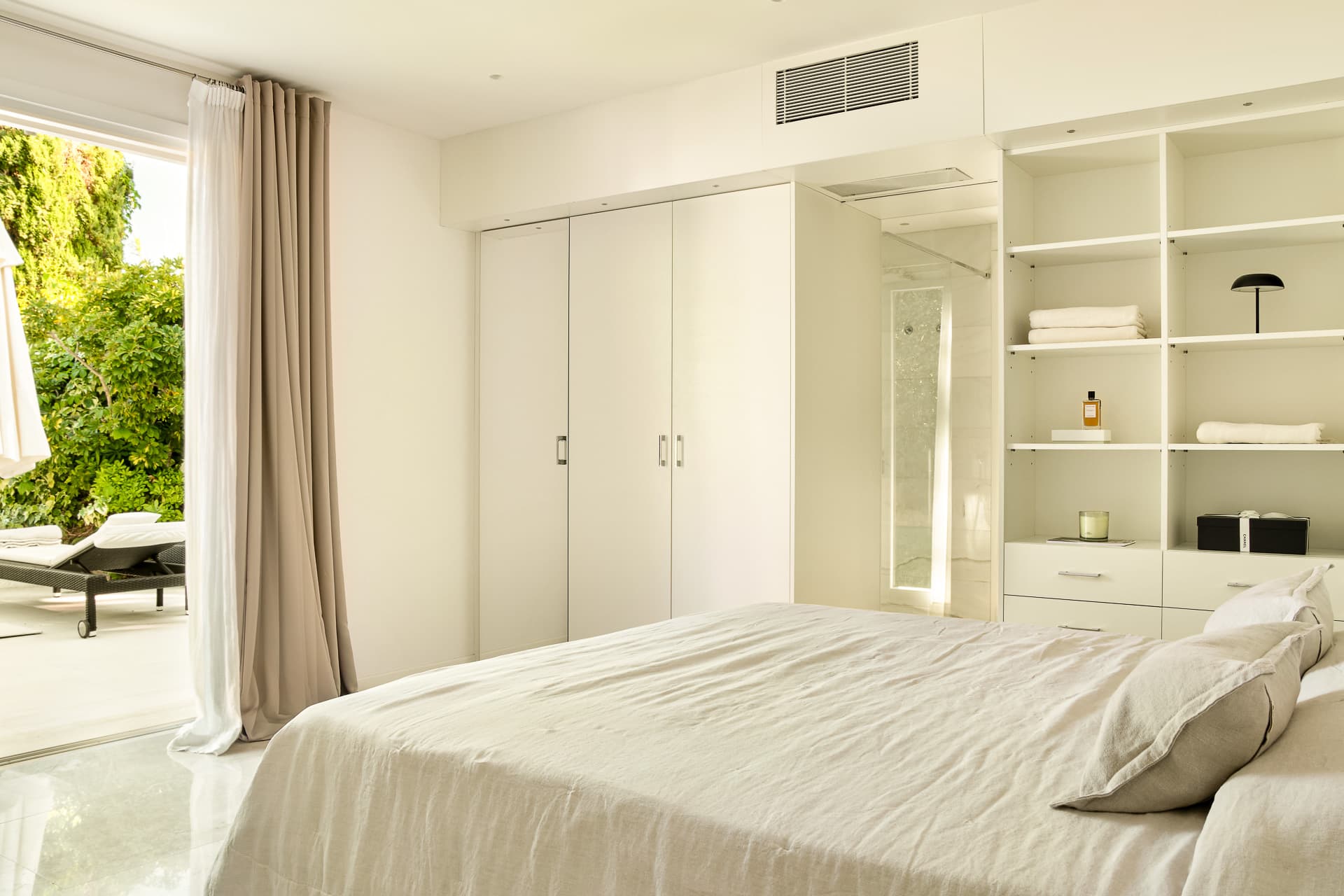 Chambre confortable avec salle de bains privative au sein d’une propriété exclusive à La Moutte.