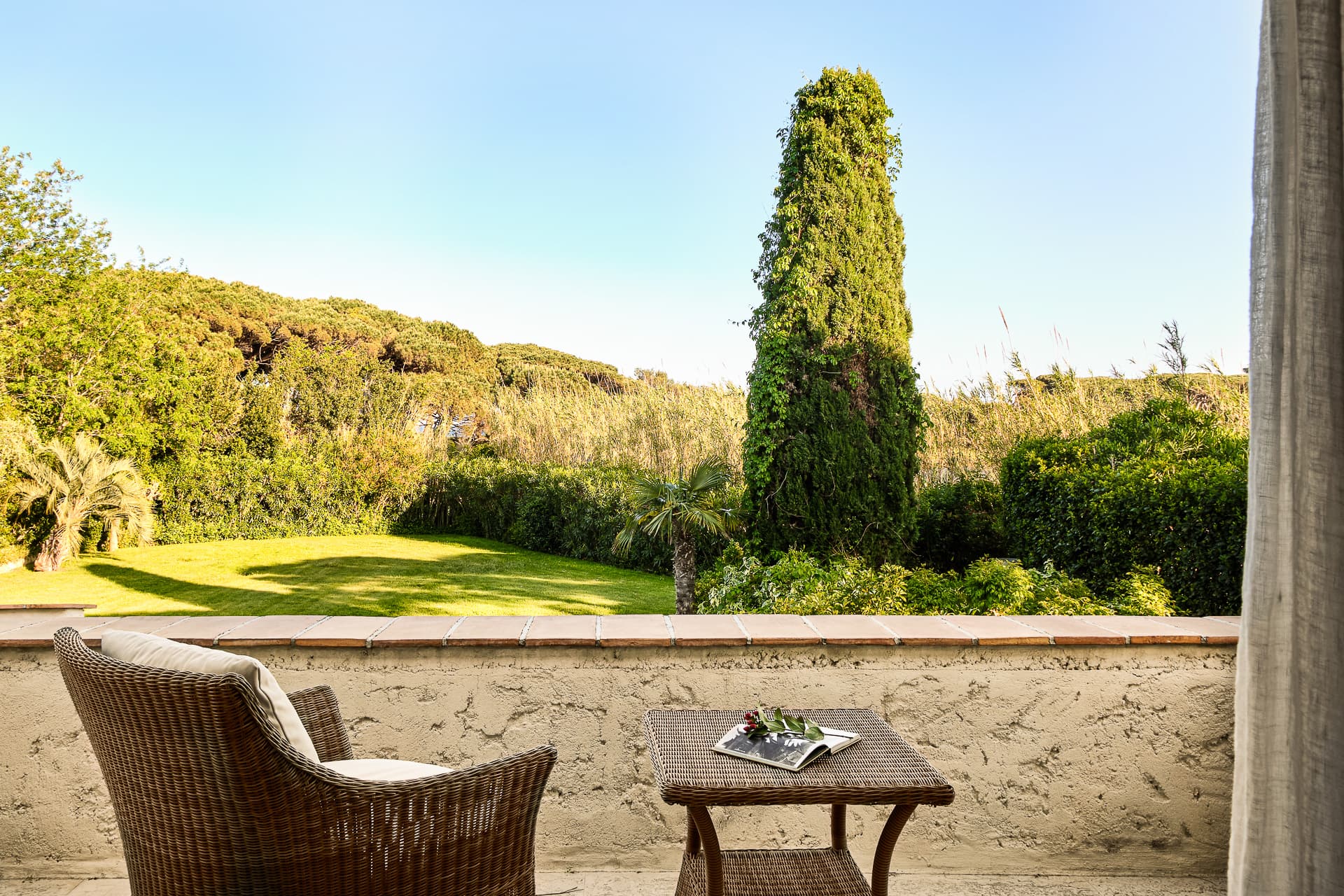 Vue sur les jardins paysagers et les espaces extérieurs d’une élégante villa tropézienne.
