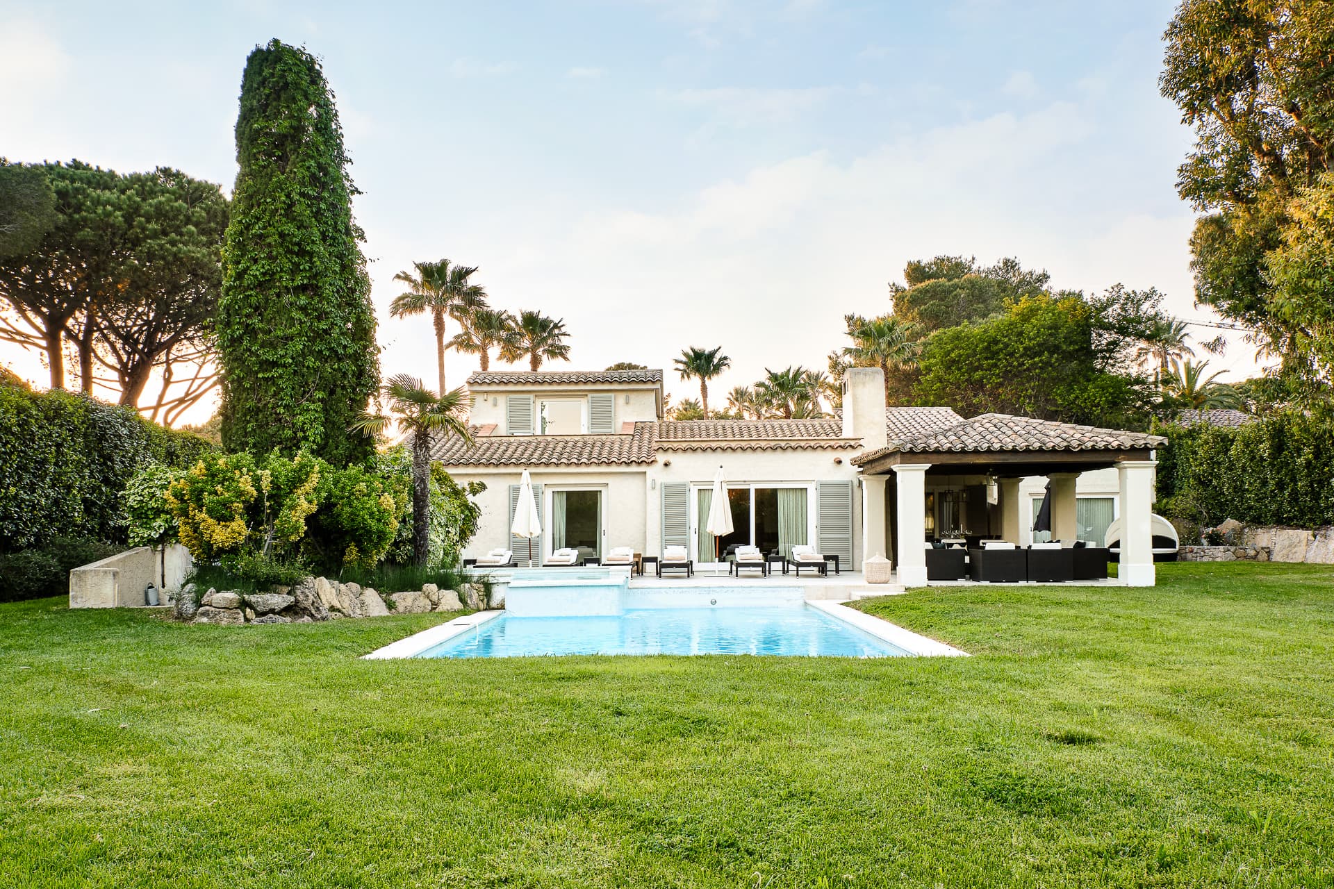 Grande piscine entourée d’espaces de détente dans un environnement calme et privilégié à Saint-Tropez.