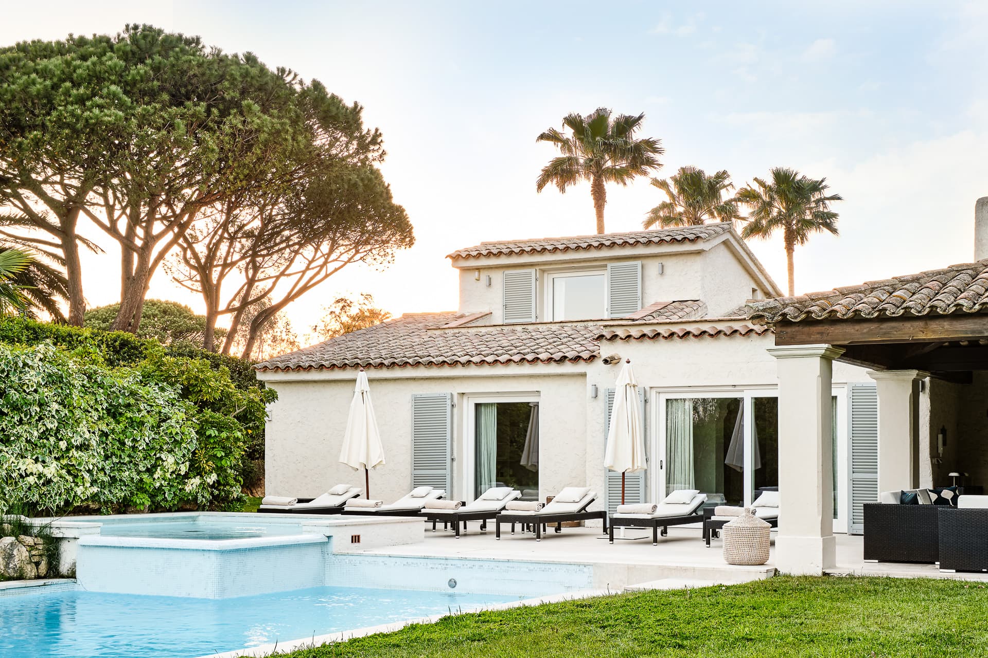 Élégante villa située dans le prestigieux domaine privé de La Moutte à Saint-Tropez, à quelques pas de la plage.