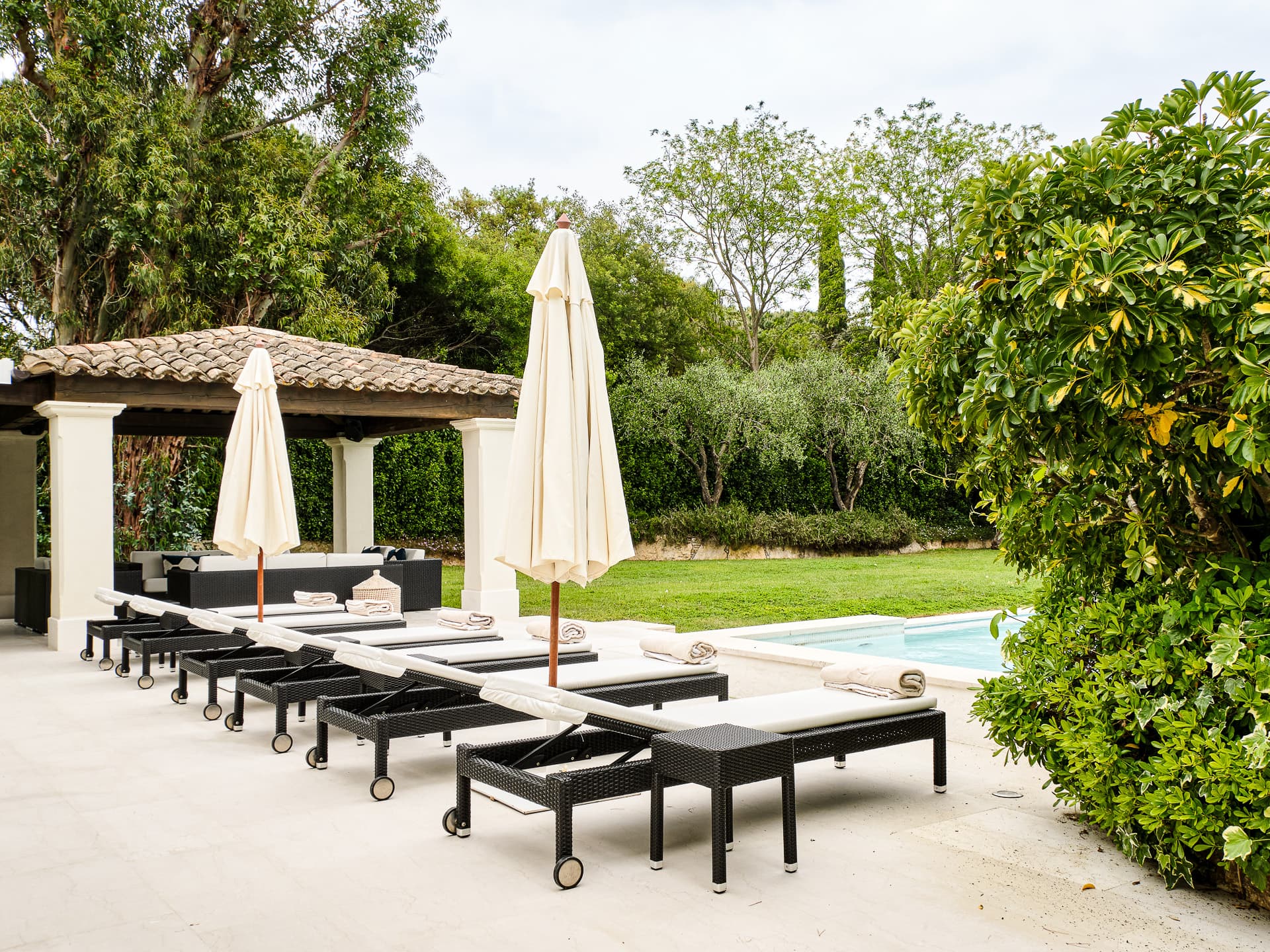 Vue sur les jardins paysagers et les espaces extérieurs d’une élégante villa tropézienne.