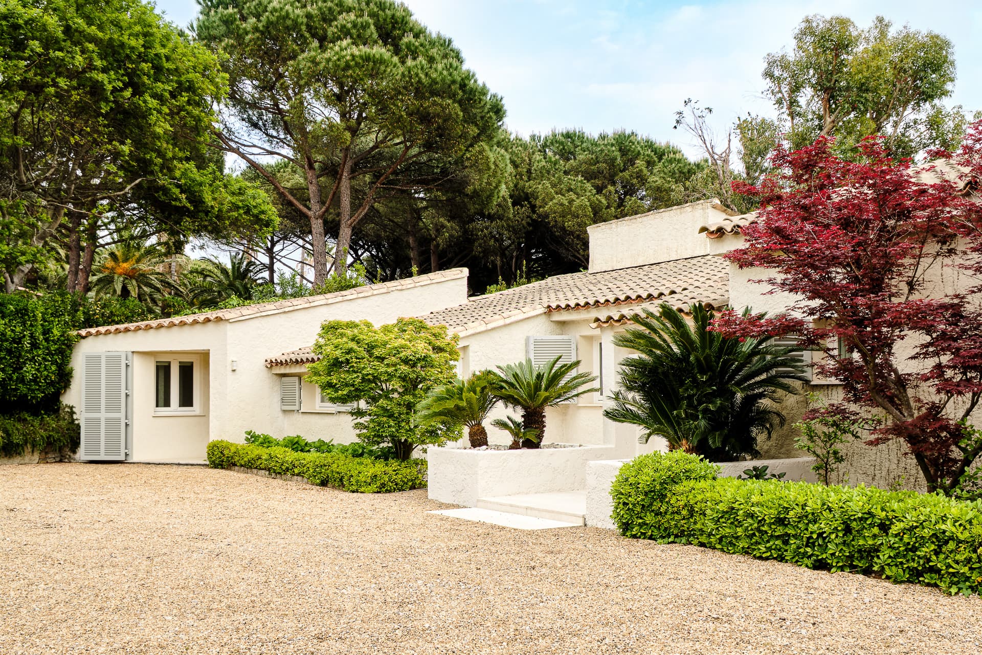 Élégante villa située dans le prestigieux domaine privé de La Moutte à Saint-Tropez, à quelques pas de la plage.