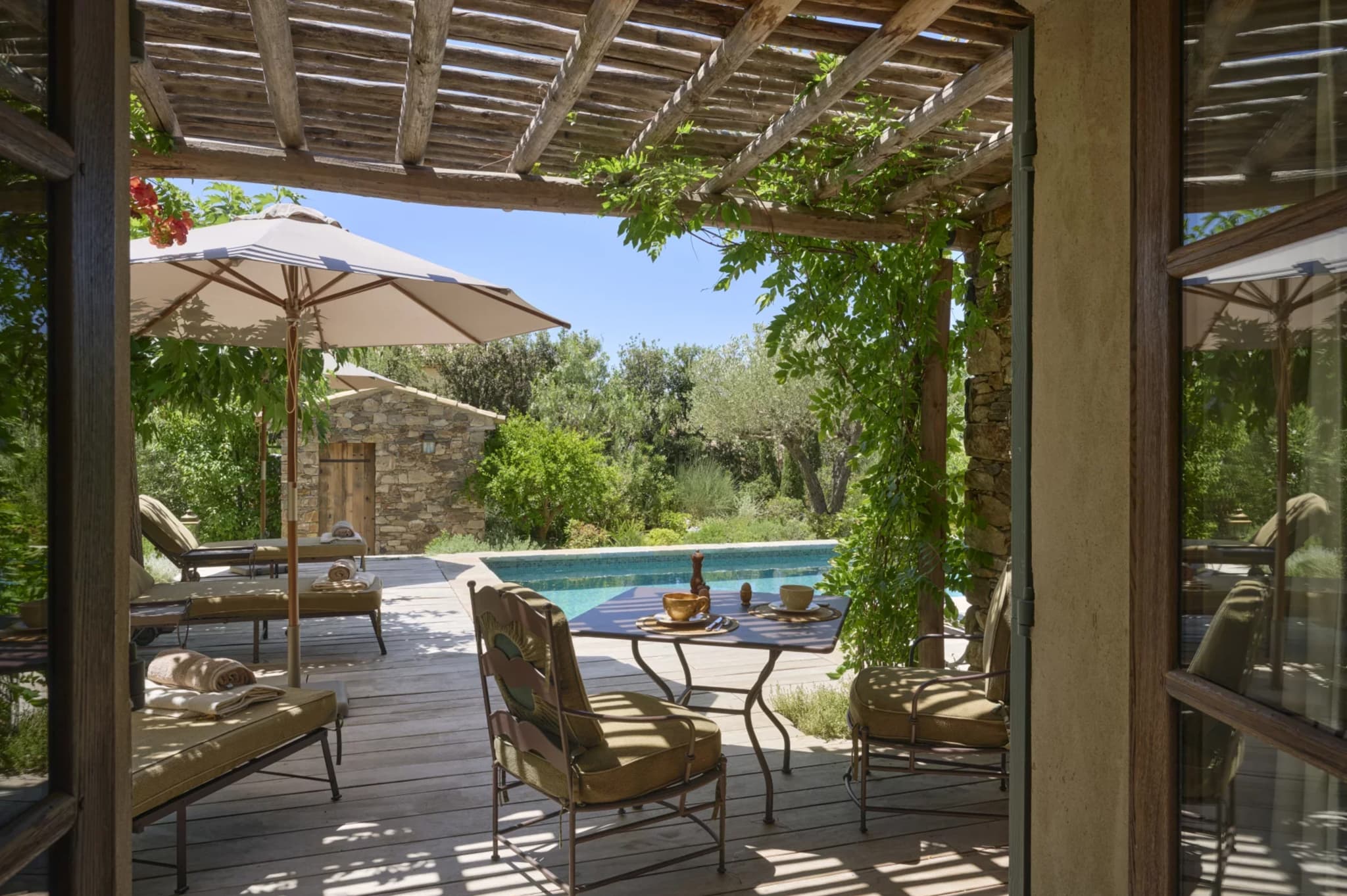 Piscine chauffée exposée sud-ouest avec vue dégagée sur les collines, dans une villa provençale haut de gamme à vendre à Saint-Tropez.