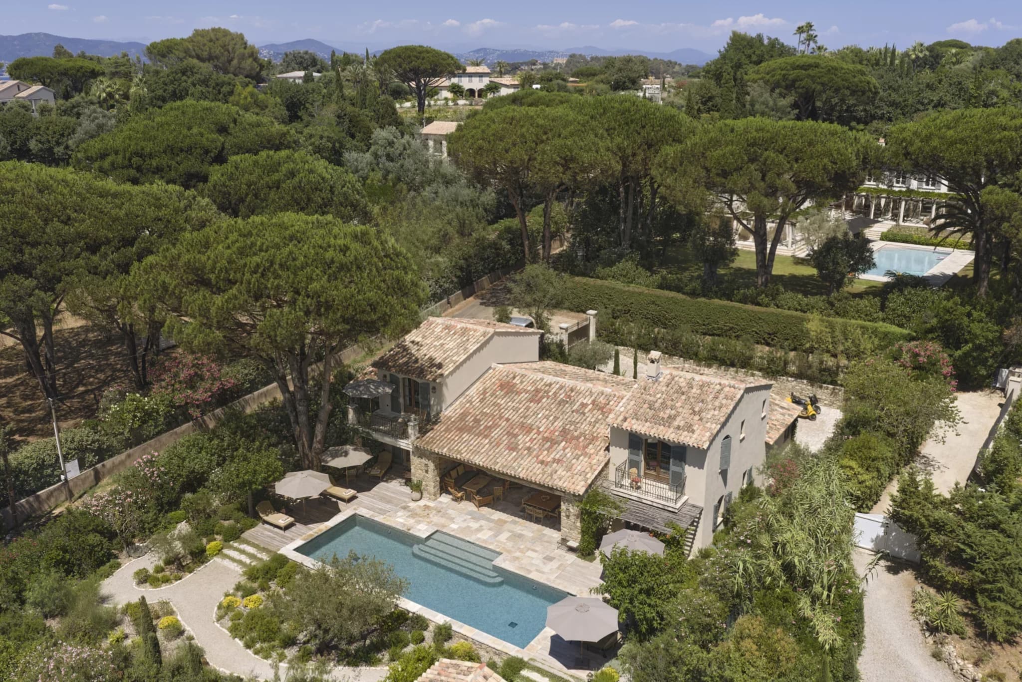 Villa provençale neuve de 250 m² à vendre à Saint-Tropez : 4 suites, spa, matériaux nobles, piscine chauffée et jardin paysager, proche du centre et des plages.